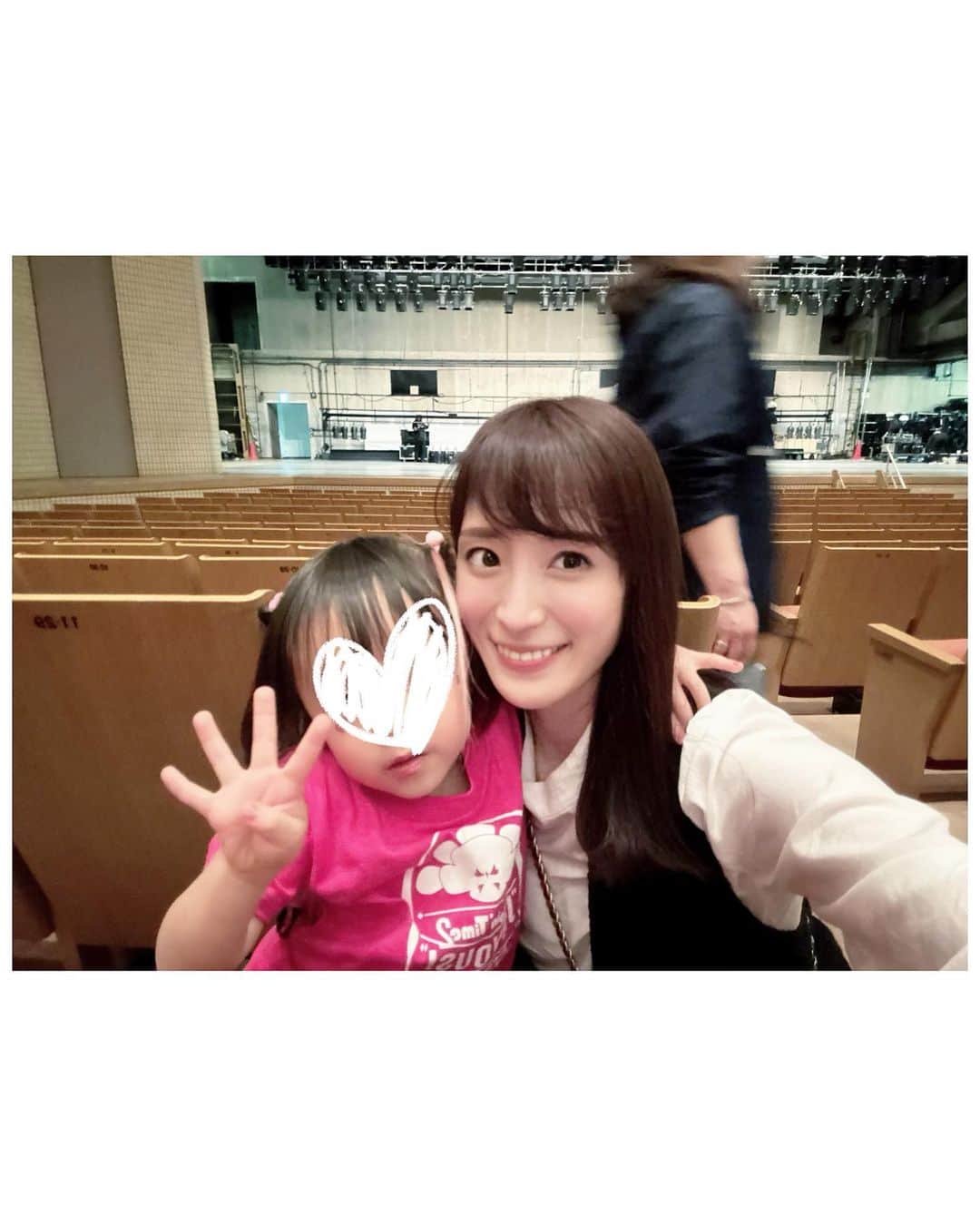 小林真由のインスタグラム：「ダンスの発表会でした🫶🏻 ⁡ 娘にとって2回目のステージ、 私の叔母や恩師たちに娘が習って、いとこ達やお友達と踊っている姿を見るだけで感極まってしまいます。 今年も涙涙！ ⁡ 自分が踊るのと違って4歳児のモチベーションを上げるのは難しいけど、 今回は何を言ってもすんなり受け入れて頑張ってくれて😮‍💨 根気を感じて、本当に嬉しかった.. ⁡ 私たちのホームに娘も加わった今が嬉しい♡ ⁡ ⁡ 終わって数日経った今も、「ママ、これってこうだったっけ？」と真剣に振りを聞いてくる👧🏻 もうなーんでもOKだよー👌🏻が今の私の口癖。笑 ⁡ ⁡ ⁡ #ファッション #コーデ #ママコーデ #女の子ママ #男の子ママ #ママライフ #コーディネート #４歳 #２歳 #ベビー #二人育児 #ダンス #発表会 #感謝感激の気持ちで胸いっぱい #会えなかったOGみんなにも会いたいよ♡」