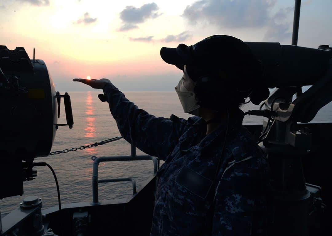 海上自衛隊さんのインスタグラム写真 - (海上自衛隊Instagram)「なんと見事！！手の平に夕日が乗っています。 沈む前のほんの数秒。  #すずつき #夕日 #ファインダー越しの世界」4月4日 18時30分 - jmsdf_pr