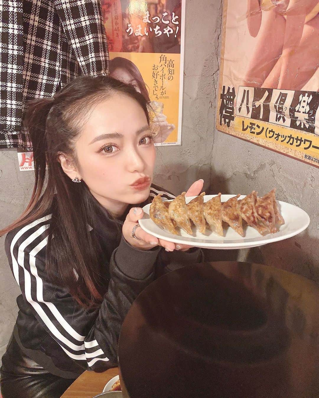 前川琳菜（りなち）さんのインスタグラム写真 - (前川琳菜（りなち）Instagram)「✩‧₊˚  ここの餃子以上の餃子 食べた事ない(ガチ)🥟🥟🥟  #ごはん #ご飯 #餃子 #餃子部 #餃子スタグラム #餃子好き #餃子大好き #餃子女子 #えびすの安兵衛 #安兵衛 #安兵衛の餃子 #恵比寿 #恵比寿グルメ #恵比寿居酒屋 #恵比寿ごはん #ebisu #りなちこーで」4月4日 18時32分 - rina__maekawa