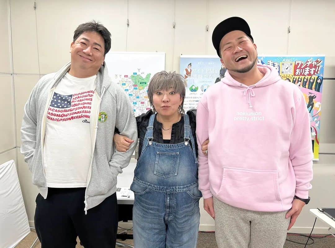 青木淳也のインスタグラム：「． あっという間の２年間🥹 KBCラジオ『ハッピーアワー』スタートに伴い ２年間お世話になった『PAO〜N(カチタカ！)』が終了。 ✰ コロナ禍に始まったこの番組。 月曜日と水曜日と木曜日に出演させていただきました！ 本当にあっという間でしたが めちゃくちゃ楽しい時間でした！ ありがた〜い♪ ✰ 今週から夕方に新番組がスタート！ KBCラジオ『ハッピーアワー』 毎週月曜日＆木曜日ブルーリバー担当 毎日16:00〜17:54生放送！ 聴いてくださぁーい！ ✰ #ブルーリバー #KBCラジオ #パオーン #ラジオ #radio #radiko #生放送 #福岡 #fukuoka #音楽 #music #トーク #talk #記念撮影 #写真 #picture #photo #お笑い #お笑い芸人 #ハッピーアワー #新番組 #レギュラー番組 #感謝」