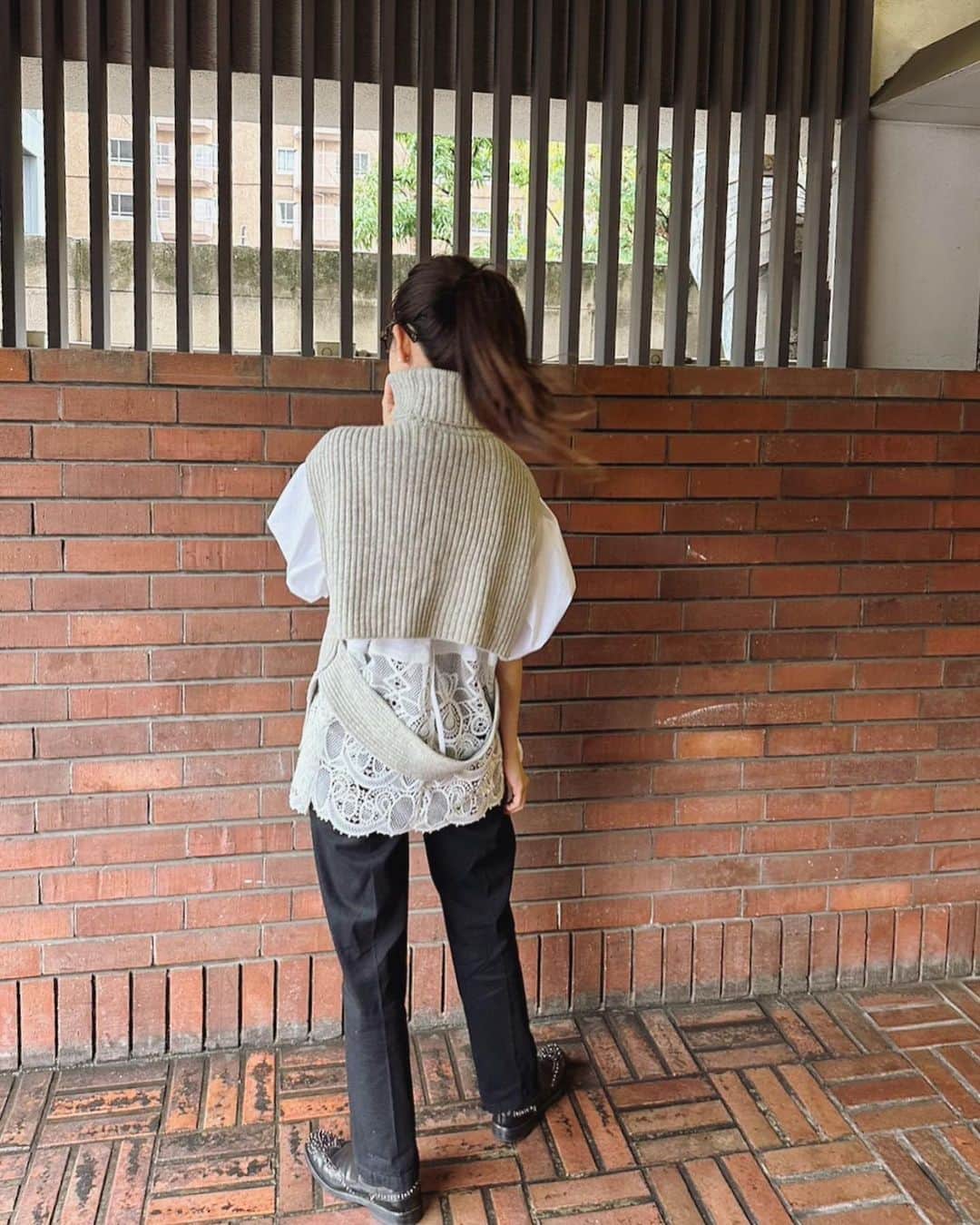 古谷有美さんのインスタグラム写真 - (古谷有美Instagram)「🍥 美味しい坦々麺を食べに行った日。 嗚呼....たけくまいきたい...！ (赤坂勤めのみなさんならご存知のはず)  blouse: patou knit: THE KEIJI pants: RH vintage shoes: church’s  #びんぼっちゃまくんスタイル」4月4日 13時15分 - yuumifuruya