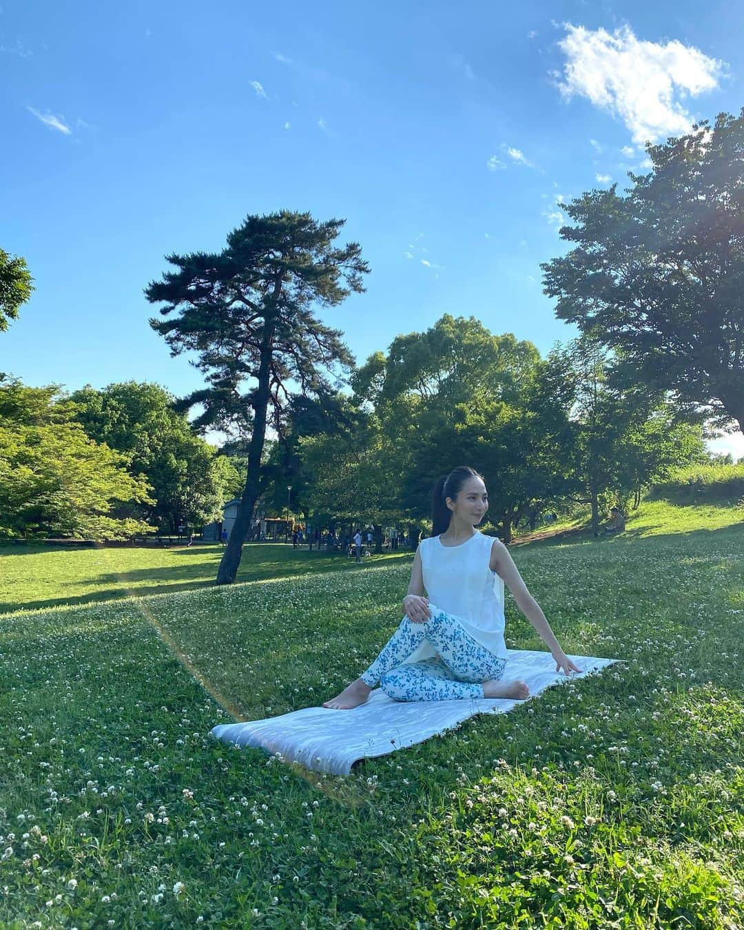 芥川舞子のインスタグラム：「4月になりました🌸 ⁡ 暖かい日が増えてきて過ごしやすいですね。 4月は自分の誕生月ということもあり、この時期は様々な面で節目を実感します。 ⁡ さて、私たちのヨガスクールでもいよいよ今期のティーチャーズトレーニングが始まろうとしています。 ⁡ 平日6ヶ月プランのみ、まだ残席がありますのでご案内させてください。 ⁡ ⁡ _____________________________________ ⁡ ⁡ ⁡ RYT200取得可能 【平日６カ月プラン】(月2回を半年間通学) ⁡ ⁡ 日程：第３水曜・木曜 4/19,  4/20,  5/24,  5/25,  6/21,  6/22,  7/19,  7/20,  8/16,  8/17,  9/20,  9/21 ⁡ 時間：全て１０：００～１７：００(休憩含む) ⁡ 応募締切：4/16まで ⁡ その他カリキュラム内容・受講料などの詳細は @hridaya_yogaschool のHPをご覧ください。 ⁡ ⁡ _____________________________________  ⁡ ⁡ ⁡ 直前での参加申込も受け付けております。 タイミングが合う方はぜひ、ご参加ください。 ⁡ よろしくお願いいたします。  芥川舞子  #フリダヤヨガ　#伝統的ヨガ　#古典的ヨガ　#ヨガの自宅練習　#ヨガ講師育成講座　#ティーチャートレーニング　#ryt200」