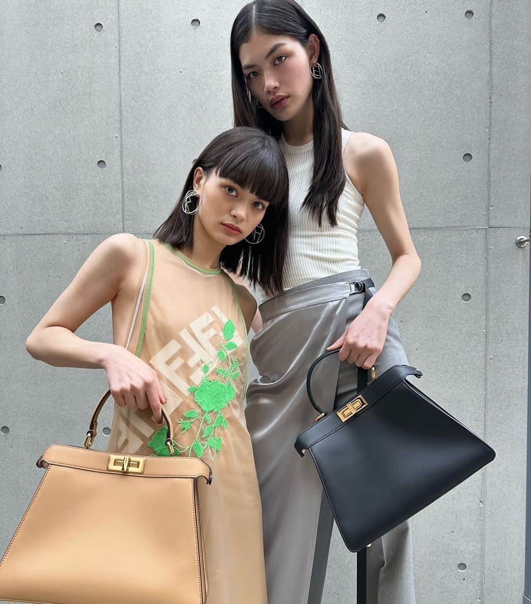 福士マリのインスタグラム：「@fendi 👜👩‍❤️‍👩🤎🖤 #fendipeekaboo  #inlovewithmypeekaboo  #fendi」