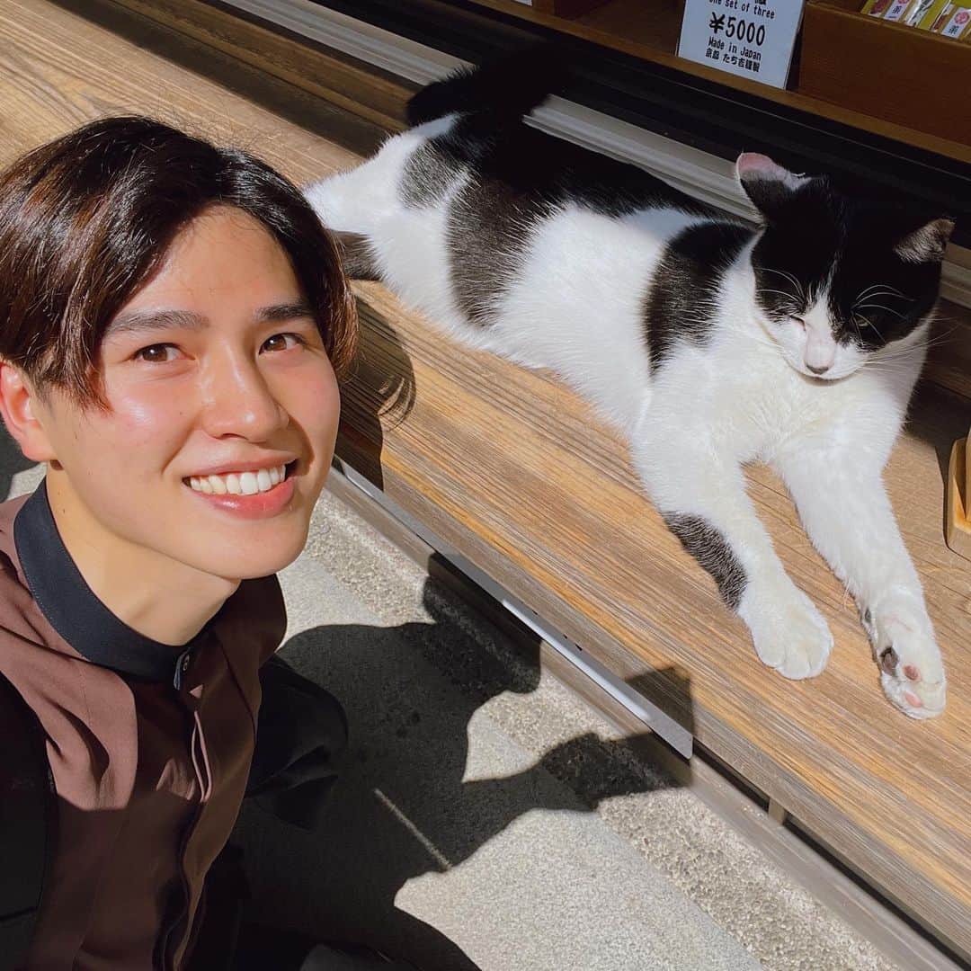 のインスタグラム：「27歳の誕生日を迎えました！！！ いつも応援してくださって、 本当にありがとうございます😊 . 27歳の1年も、一歩一歩、 大切に歩んでいきたいなと思っています。 . 写真は、とても可愛らしい招き猫に出会えた時のもの。 . これからも、変わらずよろしくお願い致します！！！」