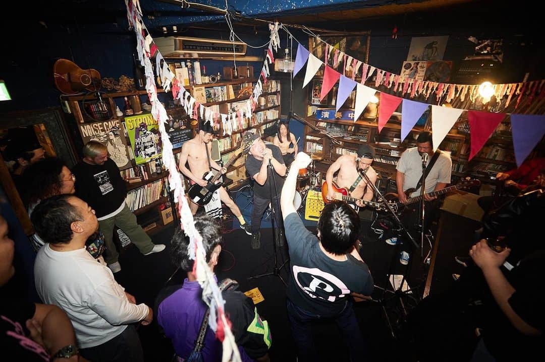 濱田将充のインスタグラム：「2023.4.3 岡山天神町 新世界 喫茶店GIG IdolPunchワンマン DJ Tetsuoさん お店ぶっ壊れるかと思ったけど大丈夫でした。 またやりたい！！ DJもわりとがっつりやりましたー！  photo by @muraikaori   #idolpunch」