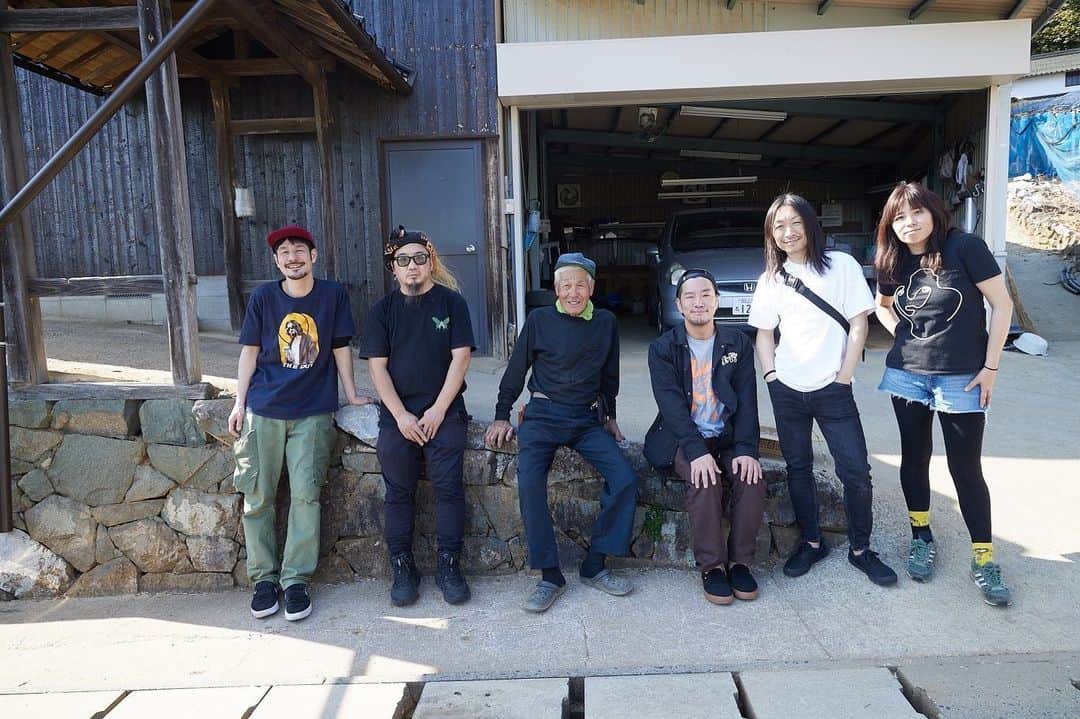 濱田将充のインスタグラム：「岡山 昨日は二朗さんの墓参りへ 桜も菜の花も満開で天気もよくて、とてもいい時間でした。  おっさんと桜🌸 夫婦岩も行きましたー🪨  photo by @muraikaori  #沖島二朗 #idolpunch」
