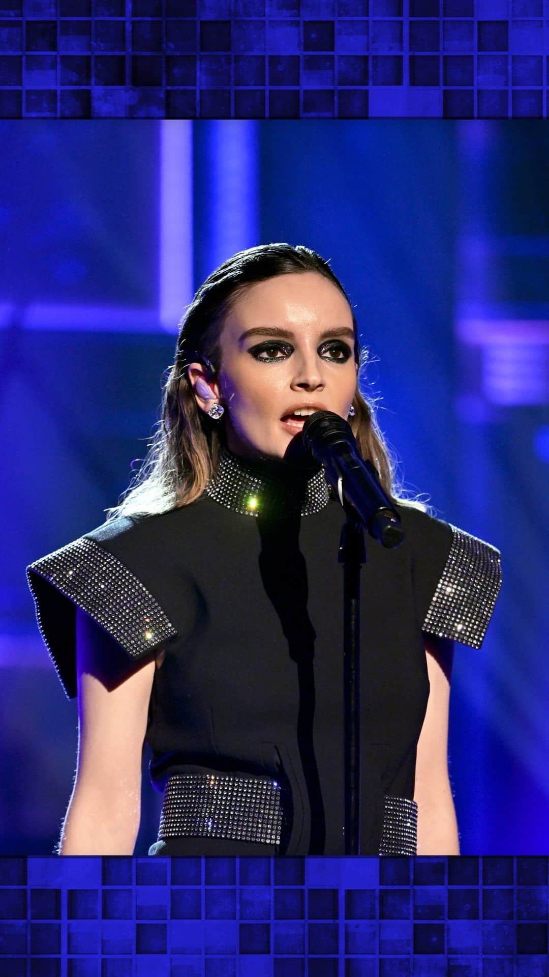CHVRCHESのインスタグラム：「@chvrches close out the show with a performance of “Over”! #FallonTonight」