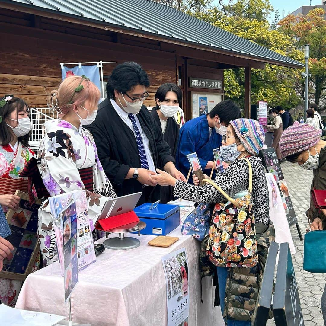 福岡キャリナリー製菓調理専門学校 さんのインスタグラム写真 - (福岡キャリナリー製菓調理専門学校 Instagram)「【さくらまつり🌸】 ・ 皆さん、今年はお花見できましたか？🌸🍡桜も葉桜へと移り変わり始めて、いよいよ新年度が本格的にスタートすることを感じますね🌱本校でも、新入生オリエンテーションが行われている所です♪ . そんな中先日、毎年福岡で大盛況の「さくらまつり」にて本校学生がオリジナルスイーツを販売させていただきました❣️ ・ 販売したのは、さくらファナンシェ、さくらのアイシングクッキー、さくらんぼあめ（飴細工）です🍒 . 当日は、学生と先生たちでお着物に着替えて販売しましたよ〜 ✨テレビの取材も受けて、次の日にはテレビを観たお客様もいらっしゃり、学生たちも嬉しそうでした😉🌟 ・ 参加してくれたのは新2年生の学生たち！新入生にかっこいい姿を見せて2年目も頑張ってくださいね〜💖  #福岡キャリナリー農業食テクノロジー専門学校 ＃福岡キャリナリー#さくら#桜#花見#お花見#桜スイーツ#さくらスイーツ#さくらんぼスイーツ#さくらまつり#桜祭り#桜まつり#舞鶴城#福岡城#スイーツ#お菓子#パティシエ#パティシエになりたい#お花見スイーツ ＃開花#葉桜#お菓子作り好きな人と繋がりたい」4月4日 13時38分 - fculinary