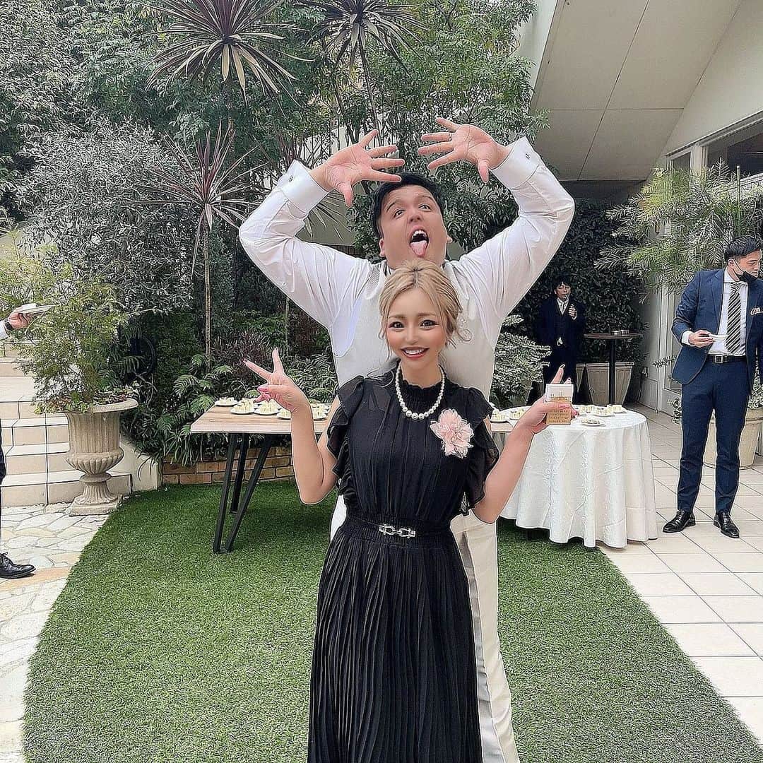 MII MAMAのインスタグラム：「. . . 最高の式やった💒💍💕 いつまでもお幸せに♥️🫶🏾 . 今までで1番カッコよかったぜ！村上🤵🏽‍♂️👏🏾 ------------------------------------------ 🔎White Style mi mama 良かったらチャンネル登録お願いします🙇🏽‍♀️ #YouTube#ユーチューバー#主婦ユーチューバー#MIIMAMA#チャンネル登録お願いします#2児ママ#年子ママ#ギャルママ#ぎゃるまま#アラサーママ#アラサー#30代#30代ママ#ホワイトインテリア#モノトーンインテリア#シンプルな暮らし#収納#ホワイト収納#イチナナ#イチナナライバー#専属ライバー#主婦ライバー#17LIVE#主婦YouTuber#ママYouTuber#ママライバー#幼稚園ママ#小学生ママ」