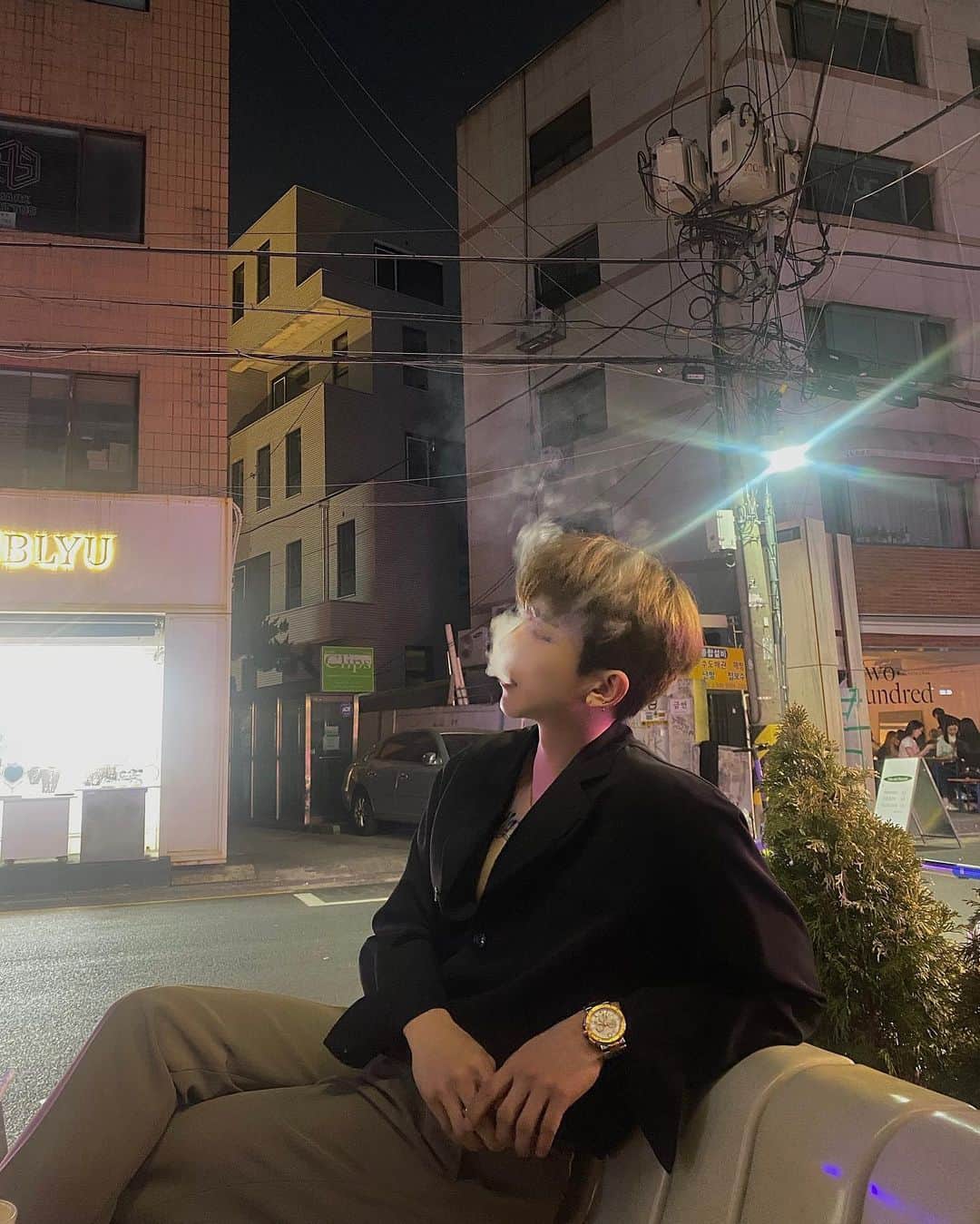 チャンボム のインスタグラム：「𝙂𝙇𝙊𝙊𝙈𝙔 𝘿𝘼𝙔🌥  #올데이사운드바 #alldaysoundbar  #smoking #smoke #daily #dailylook」