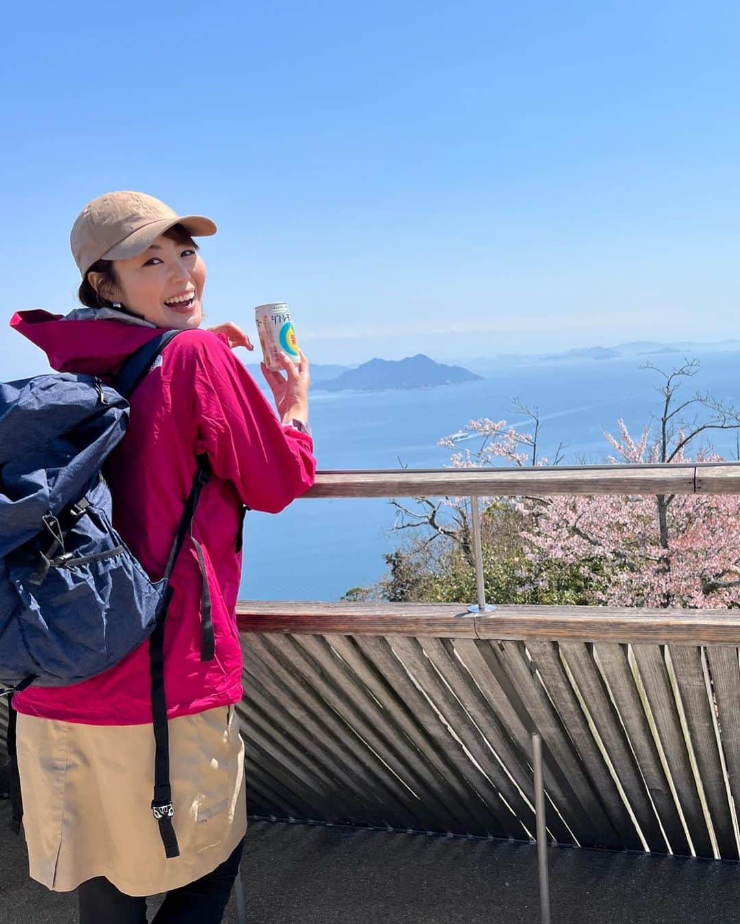 森直美さんのインスタグラム写真 - (森直美Instagram)「弥山登頂👣✨広島に来てやってみたかったことのひとつ宮島の弥山に登って来ました🎒手付かずの自然が残る原始林は歩いているだけでパワーチャージされている感じ。頑張って登ったあと山頂から見る瀬戸内の多島美はなによりのご褒美♡厳島神社の奥宮『御山神社』や宮島で1番美しい木と言われる御神木『久久能智（くくのち）』にも行けて、いいことありそうな新年度のスタートです✨ 下山後は足湯カフェであくびが出るくらいのんびりして桜を見ながら名残惜しく島を出ました🌸 次は秋に登りたい🍁  案内してくださった錦水館の上甲さん、ありがとうございました🙏  上甲さんのyoutubeにもお邪魔してます💡https://youtu.be/8bFRKqmhcuQ  #宮島#弥山#登山#絶景#桜#世界遺産」4月4日 13時54分 - naomi_mori63