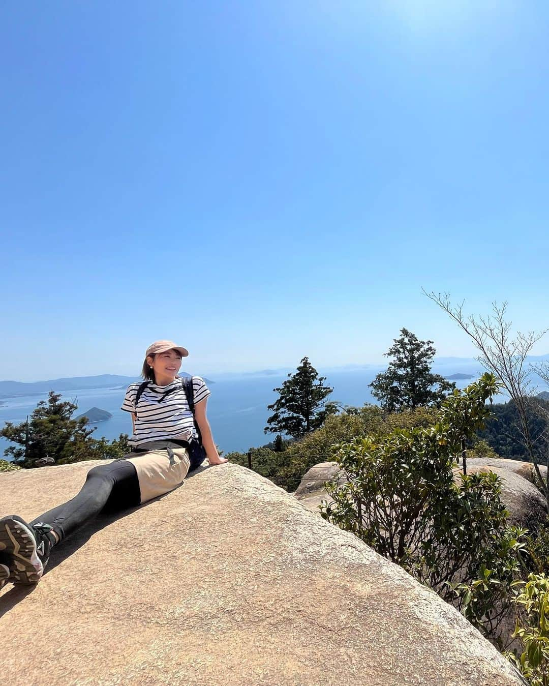 森直美のインスタグラム：「弥山登頂👣✨広島に来てやってみたかったことのひとつ宮島の弥山に登って来ました🎒手付かずの自然が残る原始林は歩いているだけでパワーチャージされている感じ。頑張って登ったあと山頂から見る瀬戸内の多島美はなによりのご褒美♡厳島神社の奥宮『御山神社』や宮島で1番美しい木と言われる御神木『久久能智（くくのち）』にも行けて、いいことありそうな新年度のスタートです✨ 下山後は足湯カフェであくびが出るくらいのんびりして桜を見ながら名残惜しく島を出ました🌸 次は秋に登りたい🍁  案内してくださった錦水館の上甲さん、ありがとうございました🙏  上甲さんのyoutubeにもお邪魔してます💡https://youtu.be/8bFRKqmhcuQ  #宮島#弥山#登山#絶景#桜#世界遺産」