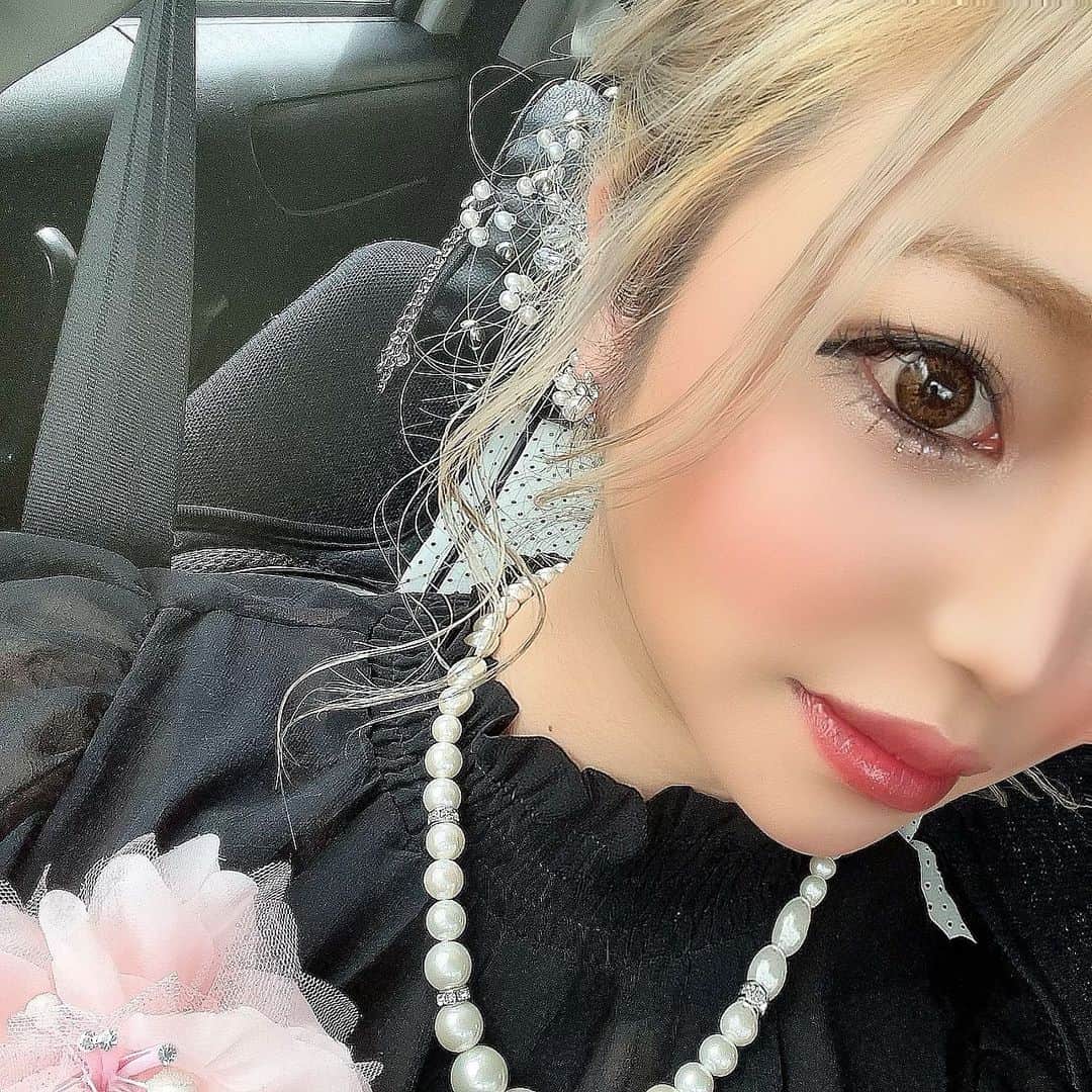 MII MAMAのインスタグラム：「. . . ウエディングコーデの写真撮り忘れた😀💦 . るーきーは、私の弟が着てたスーツが ピッタリでした👦🏽💙 . みいなは私が同い年くらいの時に、 花嫁さんが作ってくれた手作りドレスが ピッタリでピンクのドレス👧🏽💗 . 次着るのはみいなの娘かな🙈♥️ ------------------------------------------ 🔎White Style mi mama 良かったらチャンネル登録お願いします🙇🏽‍♀️ #YouTube#ユーチューバー#主婦ユーチューバー#MIIMAMA#チャンネル登録お願いします#2児ママ#年子ママ#ギャルママ#ぎゃるまま#アラサーママ#アラサー#30代#30代ママ#ホワイトインテリア#モノトーンインテリア#シンプルな暮らし#収納#ホワイト収納#イチナナ#イチナナライバー#専属ライバー#主婦ライバー#17LIVE#主婦YouTuber#ママYouTuber#ママライバー#幼稚園ママ#小学生ママ」