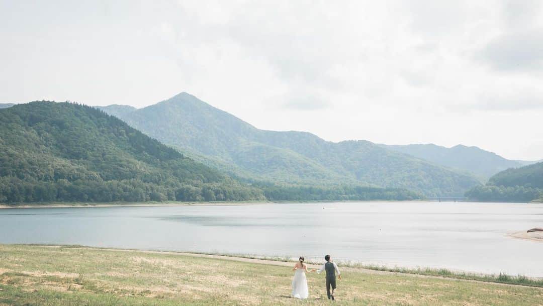 STUDIO SOLAさんのインスタグラム写真 - (STUDIO SOLAInstagram)「⁡ 【北海道の大自然で最高のフォトウェディング🌸】  かなやま湖でのラベンダーロケーションは北海道らしさを感じていただけるロケ地として毎年多くの方からご要望を頂くロケ地です✨  毎年大好評の 北海道スタジオSOLAが 2023年は6月〜10月で期間限定OPEN☀️  ⁡ 詳しくは最寄りの店舗までお電話またはメールにて お気軽にお問い合わせ下さい😀 ⁡ 今年は札幌に新店舗が4/29にオープンするので 札幌店で和装撮影を行い、美瑛店で洋装撮影行うのも可能です✨ 6月なら札幌オープン記念での特別割もご用意してますので要チェックです♫  デコルテ公式アカウント ▷▷ @decollte_weddingphoto ⁡ スタジオアクアSOLA ▷▷ @studiosola_hokkaido  ⁡ ⁡ #d_weddingphoto #デコルテフォト #スタジオソラ #美瑛前撮り　 #スタジオSOLA #北海道ウェディング　 #撮る結婚式 #ウェディング #ウェディングフォト #フォトウェディング #ラベンダー畑  #花嫁 #プレ花嫁 #卒花嫁　 #関東花嫁 #リゾートウェディングフォト #花嫁準備 #前撮り #北海道ラベンダー #結婚式 #結婚式準備  #ヘアメイク #洋装前撮り #和装前撮り #ドレス試着 #北海道前撮り  #ウェディングフェア #プレ花嫁さんと繋がりたい #全国のプレ花嫁さんと繋がりたい #日本中のプレ花嫁さんと繋がりたい」4月4日 13時51分 - studiosola_hokkaido