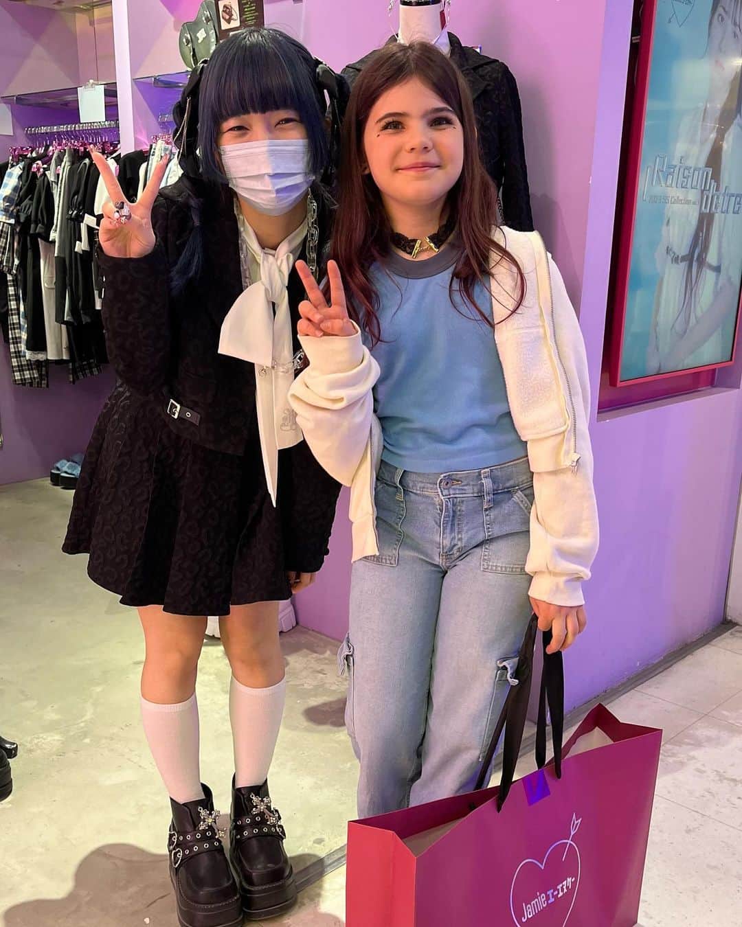 ジュリア・レストイン・ロイトフェルドさんのインスタグラム写真 - (ジュリア・レストイン・ロイトフェルドInstagram)「Tokyo Diaries: Day 2 like two kids in a giant Candy Store 🌸🦔🌈💕✌🏻」4月4日 13時54分 - juliarestoinroitfeld