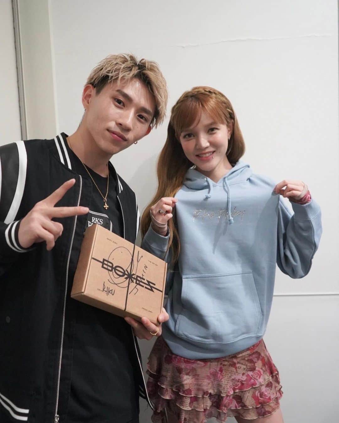 平野莉玖のインスタグラム：「皆さんこんにちは！  4/2「JIMIN JAPAN LIVE」に沢山のご来場ありがとうございました😊 LIVE後は物販ブースで皆んなからの感想も聞けてすごく嬉しかったです😆 沢山の方が来てくれてLIVEもめっちゃ盛り上がって楽しかったね😆  JIMINちゃんにRKSRICKYの服をプレゼントして一緒に写真撮ってくれました😆 ありがとうございます‼️  また次のイベントもみんなに逢えること楽しみにしてるよ😆  #RKS #RKSRICKY #リクスリッキー #RIKU #平野莉玖」