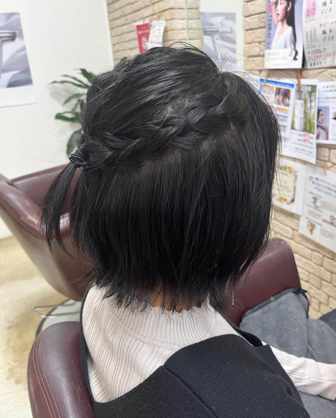 有働文子さんのインスタグラム写真 - (有働文子Instagram)「📺📺📺  今日は、CATVニュース収録@銚子テレビ🎤✨  アルファヘアー波崎店さん、いつもステキな髪型ありがとうございます❤️ @alpha_hair_hasaki   髪が伸びてきたので、編み込みでした🌸 シュート迷走中😂スタイル維持に負けそうです.....  🌹ワンピースは、 @fabrice._.official  🌹ピアスは、 @kaoriiiii308   ピアスもお花モチーフ💐  ホワイトグリーンのお花は、桜でしょうか.....？？  #ワンピース  #ファブリス #ピアス #ori #銚子テレビキャスター  #銚子テレビ木曜キャスター  #銚子テレビニュース  #CATVニュース #銚子テレビ  #フリーアナウンサー #アナウンサー #ショートボブ #衣装リース #衣装提供 #婦人服」4月4日 14時04分 - udou_fumiko