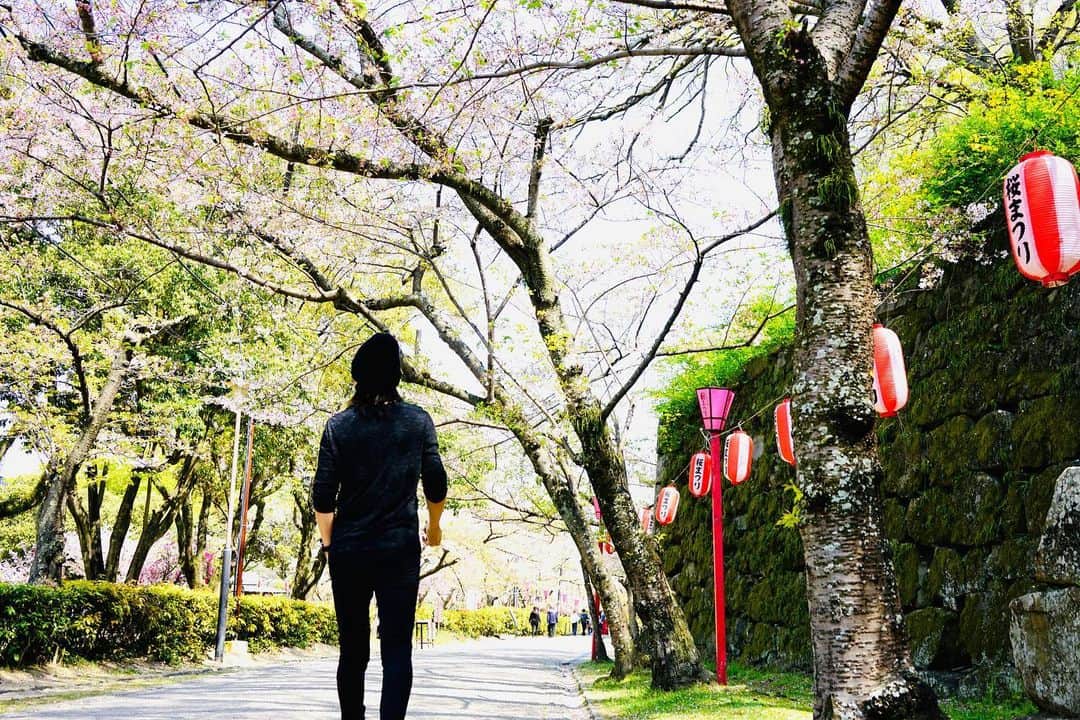 GLAYさんのインスタグラム写真 - (GLAYInstagram)「2023年散歩のススメ in 和歌山 #GLAY #TAKURO #タク散歩 #ハイコミ2023 #HC2023」4月4日 14時07分 - glay0525_official
