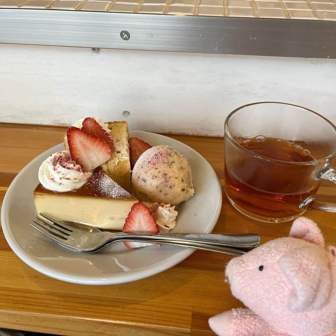 矢崎存美さんのインスタグラム写真 - (矢崎存美Instagram)「久しぶりに十条へ。お昼においしいまぜそば食べてお腹いっぱいだったのに、プリンアラモードも食べてしまった……。桜アイスの甘じょっぱさが絶品でした。 #ぶたぶた #山崎ぶたぶた #矢崎存美 #十条 #ちゅるり #まぜそば #キッサフムフム #プリンアラモード #プリン #ランチ #ラーメン」4月4日 14時12分 - yazakiarimi