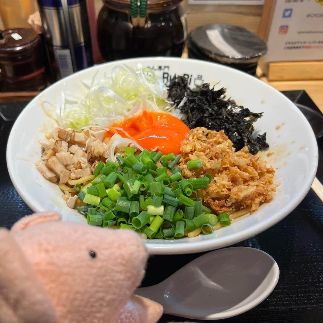 矢崎存美さんのインスタグラム写真 - (矢崎存美Instagram)「久しぶりに十条へ。お昼においしいまぜそば食べてお腹いっぱいだったのに、プリンアラモードも食べてしまった……。桜アイスの甘じょっぱさが絶品でした。 #ぶたぶた #山崎ぶたぶた #矢崎存美 #十条 #ちゅるり #まぜそば #キッサフムフム #プリンアラモード #プリン #ランチ #ラーメン」4月4日 14時12分 - yazakiarimi