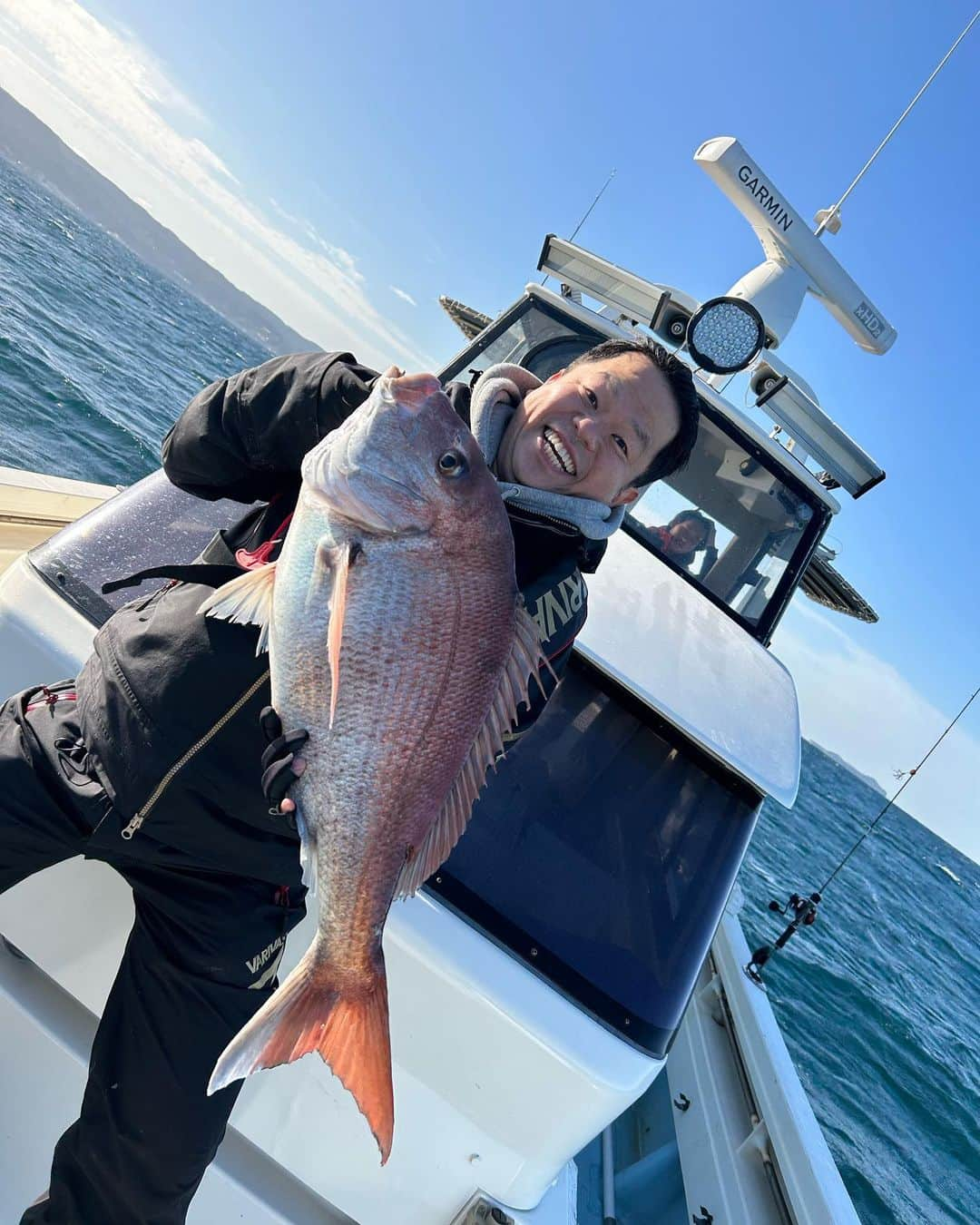 津田篤宏のインスタグラム：「この前番組で釣った鯛 おっきー！70！おっきー！ #鯛 #タイラバ #タイ #ボナ #宇宙少女 #ゴイ #地球おっさん #ごいごいすー」