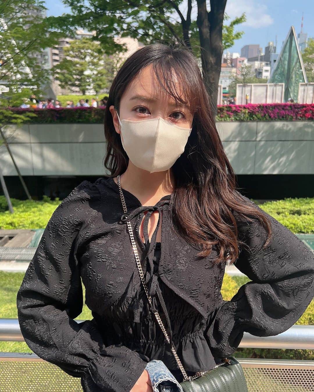 山田菜々のインスタグラム：「たくさんのお祝いメッセージ ありがとうございました🎂✨  おかげで楽しい31歳のスタートになりました🌹♡  桜はちょっと散っちゃったけど暖かくて好きな季節です🌸 (花粉の薬さえ飲めば無敵✌️)」