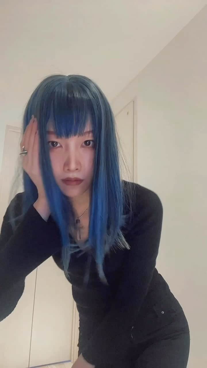 si ouxのインスタグラム：「ウィッグチャレンジ！赤の回もいつかやるね。  #ずらざんまい  Thank you! @sugarcranzwig #sugarcranz」