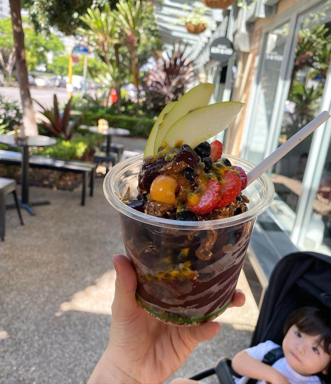 稀鳥まりやさんのインスタグラム写真 - (稀鳥まりやInstagram)「・ 久しぶりのAcai😋 川沿いのベンチに座って息子と分けっこ😙」4月4日 14時25分 - mariya_kitori