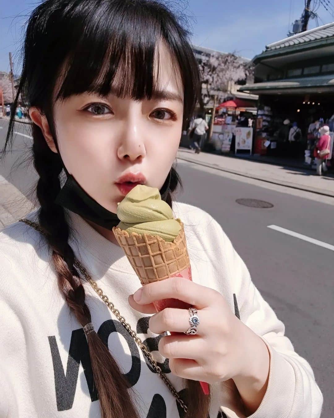 のインスタグラム：「어제 오늘 여행 가이드로 취직했나봐~~  세상에 ~ 발에 불났어 !!! 🔥🔥 #강은비 #kyoto」