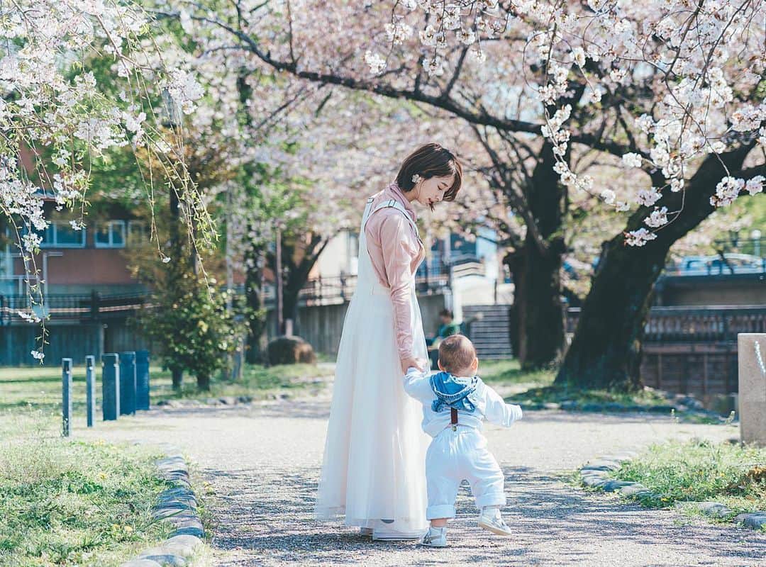 のインスタグラム：「. 息子と桜撮影🌸  こうして2人でのちゃんとした写真って貴重だから、とっても嬉しい☺️  季節と成長をこれからも形に残せたらいいな❤︎  #親子コーデ #桜#桜スポット #ポートレート#親子フォト#家族写真 #桜ポートレート #1歳#1歳男の子#ベビママコーデ#ママコーデ#親子リンクコーデ #ファミリーフォト#公園フォト#男の子コーデ#リンクコーデ#撮影#赤ちゃんコーデ #つかまり立ち#伝い歩き#baby#babymama #familyphoto」