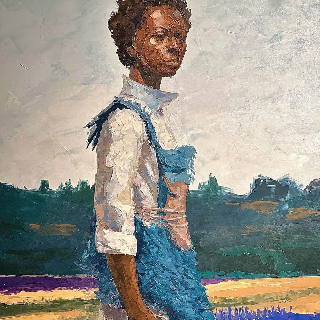 JJ.Acunaさんのインスタグラム写真 - (JJ.AcunaInstagram)「This spring, Ghanaian-American curator, Larry Ossei-Mensah @larryosseimensah launches an exhibition in collaboration with a group of Asia-based collectors led by Tim Tan @timtan823 - taking art lovers on an immersive and explorative journey on the art pieces by 20 contemporary artists all over the world, representing the African diaspora on issues regarding identities of Blackness on a societal level down to the personal. Last month on my birthday, I was invited to check out the opening of this amazing exhibition at the Metropolitan Museum of Manila now in its new location in BGC. I appreciate so much the willingness to share this really current personal collection of works- dated for the most part from 2020 to 2022 - and proud to have a show like this, a general first in Asia launching in Manila of all places. Artists include (in order of my slides above) works by Patrick Eugene (2021), Amaoko Boafo (2020), Hugo McCLoud’s plastic bags on wood panel (2020), Vaughn Spann (2021), Bongani Tshabalala (2021), David Mr. Starcity White (2021), Izere Antoine (2022), Nathaniel Mary Quinn (2017), Kehinde Wiley (2006), and Tunji Adeniyi-Jones (2022)- currently enjoying a solo show in Hong Kong’s White Cube.   Exhibition closes June 27, 2023  #blackart #art #exhibition #manila #metmuseummanila #soundsofblackness」4月4日 14時35分 - jj.acuna