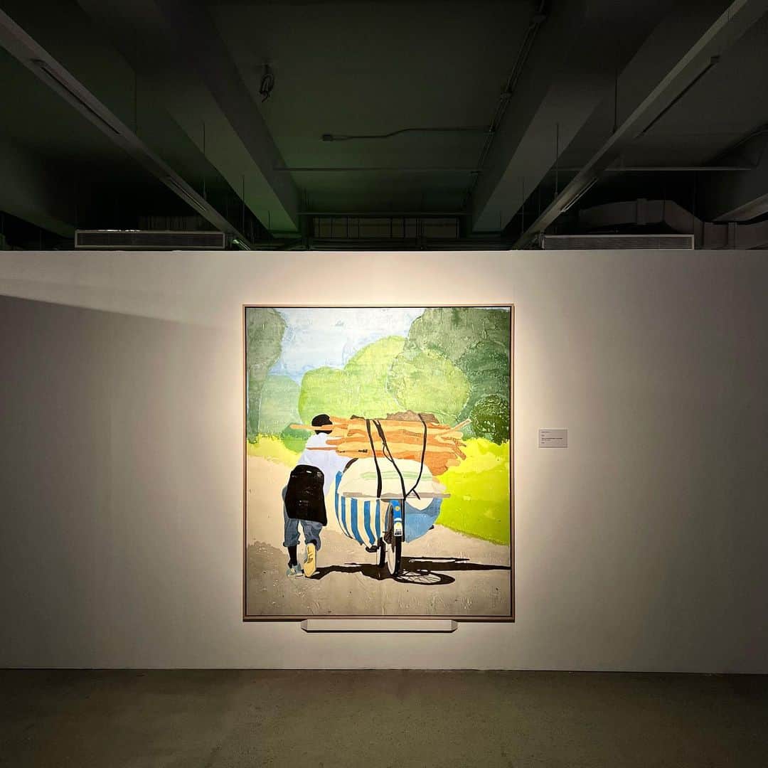 JJ.Acunaさんのインスタグラム写真 - (JJ.AcunaInstagram)「This spring, Ghanaian-American curator, Larry Ossei-Mensah @larryosseimensah launches an exhibition in collaboration with a group of Asia-based collectors led by Tim Tan @timtan823 - taking art lovers on an immersive and explorative journey on the art pieces by 20 contemporary artists all over the world, representing the African diaspora on issues regarding identities of Blackness on a societal level down to the personal. Last month on my birthday, I was invited to check out the opening of this amazing exhibition at the Metropolitan Museum of Manila now in its new location in BGC. I appreciate so much the willingness to share this really current personal collection of works- dated for the most part from 2020 to 2022 - and proud to have a show like this, a general first in Asia launching in Manila of all places. Artists include (in order of my slides above) works by Patrick Eugene (2021), Amaoko Boafo (2020), Hugo McCLoud’s plastic bags on wood panel (2020), Vaughn Spann (2021), Bongani Tshabalala (2021), David Mr. Starcity White (2021), Izere Antoine (2022), Nathaniel Mary Quinn (2017), Kehinde Wiley (2006), and Tunji Adeniyi-Jones (2022)- currently enjoying a solo show in Hong Kong’s White Cube.   Exhibition closes June 27, 2023  #blackart #art #exhibition #manila #metmuseummanila #soundsofblackness」4月4日 14時35分 - jj.acuna