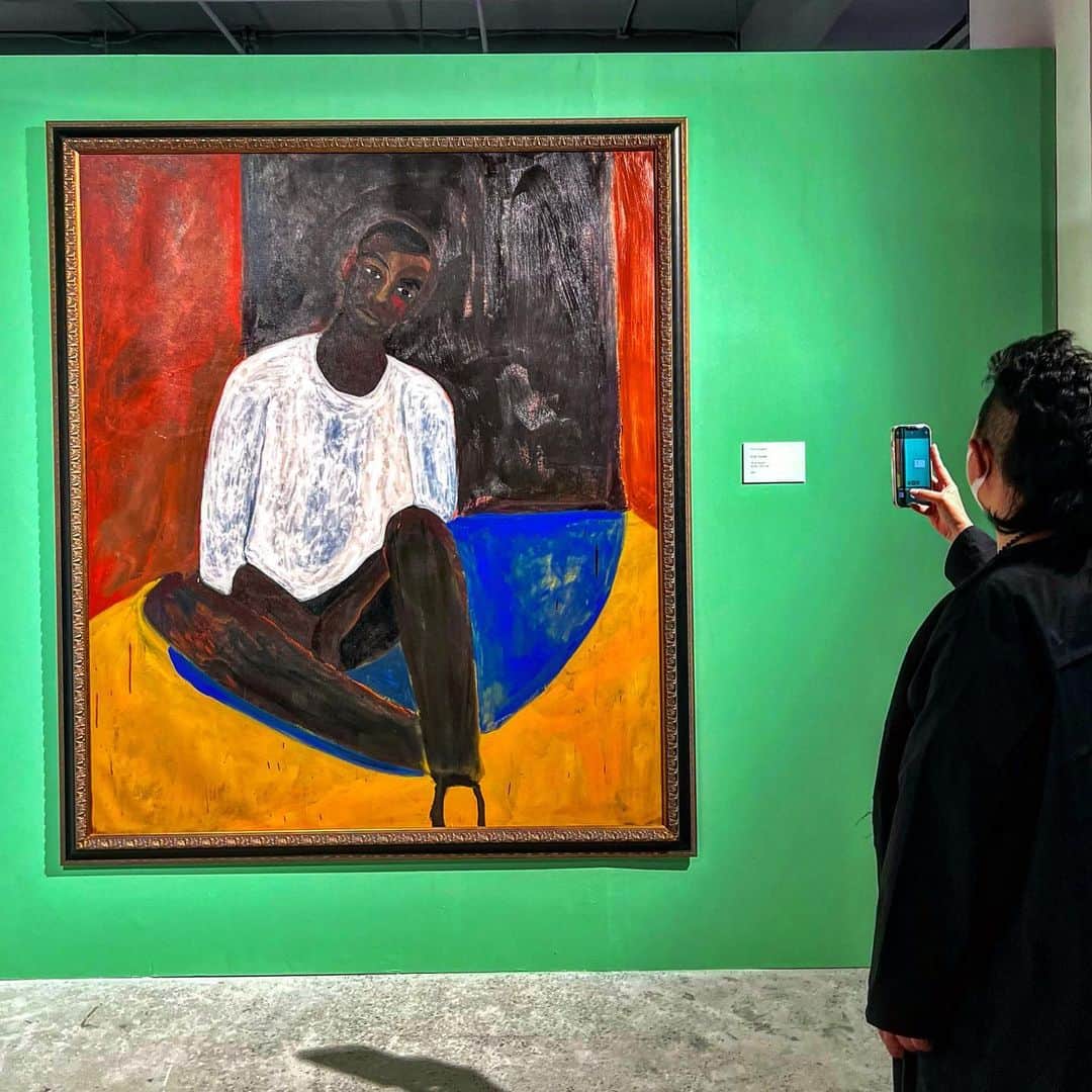 JJ.Acunaさんのインスタグラム写真 - (JJ.AcunaInstagram)「This spring, Ghanaian-American curator, Larry Ossei-Mensah @larryosseimensah launches an exhibition in collaboration with a group of Asia-based collectors led by Tim Tan @timtan823 - taking art lovers on an immersive and explorative journey on the art pieces by 20 contemporary artists all over the world, representing the African diaspora on issues regarding identities of Blackness on a societal level down to the personal. Last month on my birthday, I was invited to check out the opening of this amazing exhibition at the Metropolitan Museum of Manila now in its new location in BGC. I appreciate so much the willingness to share this really current personal collection of works- dated for the most part from 2020 to 2022 - and proud to have a show like this, a general first in Asia launching in Manila of all places. Artists include (in order of my slides above) works by Patrick Eugene (2021), Amaoko Boafo (2020), Hugo McCLoud’s plastic bags on wood panel (2020), Vaughn Spann (2021), Bongani Tshabalala (2021), David Mr. Starcity White (2021), Izere Antoine (2022), Nathaniel Mary Quinn (2017), Kehinde Wiley (2006), and Tunji Adeniyi-Jones (2022)- currently enjoying a solo show in Hong Kong’s White Cube.   Exhibition closes June 27, 2023  #blackart #art #exhibition #manila #metmuseummanila #soundsofblackness」4月4日 14時35分 - jj.acuna