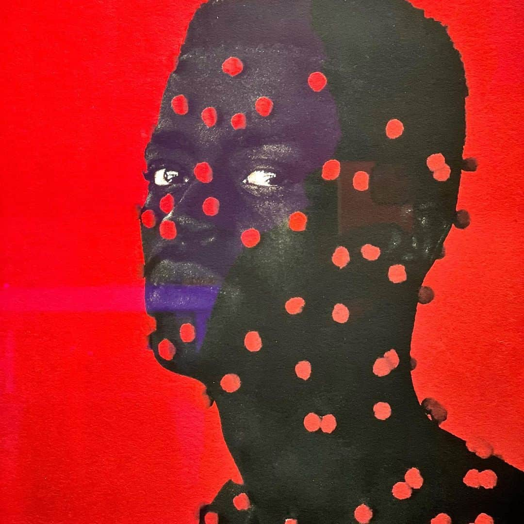 JJ.Acunaさんのインスタグラム写真 - (JJ.AcunaInstagram)「This spring, Ghanaian-American curator, Larry Ossei-Mensah @larryosseimensah launches an exhibition in collaboration with a group of Asia-based collectors led by Tim Tan @timtan823 - taking art lovers on an immersive and explorative journey on the art pieces by 20 contemporary artists all over the world, representing the African diaspora on issues regarding identities of Blackness on a societal level down to the personal. Last month on my birthday, I was invited to check out the opening of this amazing exhibition at the Metropolitan Museum of Manila now in its new location in BGC. I appreciate so much the willingness to share this really current personal collection of works- dated for the most part from 2020 to 2022 - and proud to have a show like this, a general first in Asia launching in Manila of all places. Artists include (in order of my slides above) works by Patrick Eugene (2021), Amaoko Boafo (2020), Hugo McCLoud’s plastic bags on wood panel (2020), Vaughn Spann (2021), Bongani Tshabalala (2021), David Mr. Starcity White (2021), Izere Antoine (2022), Nathaniel Mary Quinn (2017), Kehinde Wiley (2006), and Tunji Adeniyi-Jones (2022)- currently enjoying a solo show in Hong Kong’s White Cube.   Exhibition closes June 27, 2023  #blackart #art #exhibition #manila #metmuseummanila #soundsofblackness」4月4日 14時35分 - jj.acuna