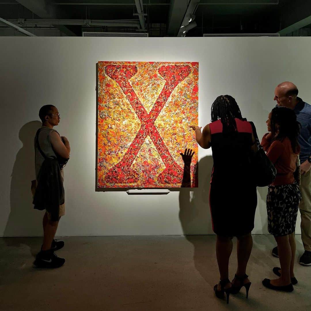 JJ.Acunaさんのインスタグラム写真 - (JJ.AcunaInstagram)「This spring, Ghanaian-American curator, Larry Ossei-Mensah @larryosseimensah launches an exhibition in collaboration with a group of Asia-based collectors led by Tim Tan @timtan823 - taking art lovers on an immersive and explorative journey on the art pieces by 20 contemporary artists all over the world, representing the African diaspora on issues regarding identities of Blackness on a societal level down to the personal. Last month on my birthday, I was invited to check out the opening of this amazing exhibition at the Metropolitan Museum of Manila now in its new location in BGC. I appreciate so much the willingness to share this really current personal collection of works- dated for the most part from 2020 to 2022 - and proud to have a show like this, a general first in Asia launching in Manila of all places. Artists include (in order of my slides above) works by Patrick Eugene (2021), Amaoko Boafo (2020), Hugo McCLoud’s plastic bags on wood panel (2020), Vaughn Spann (2021), Bongani Tshabalala (2021), David Mr. Starcity White (2021), Izere Antoine (2022), Nathaniel Mary Quinn (2017), Kehinde Wiley (2006), and Tunji Adeniyi-Jones (2022)- currently enjoying a solo show in Hong Kong’s White Cube.   Exhibition closes June 27, 2023  #blackart #art #exhibition #manila #metmuseummanila #soundsofblackness」4月4日 14時35分 - jj.acuna