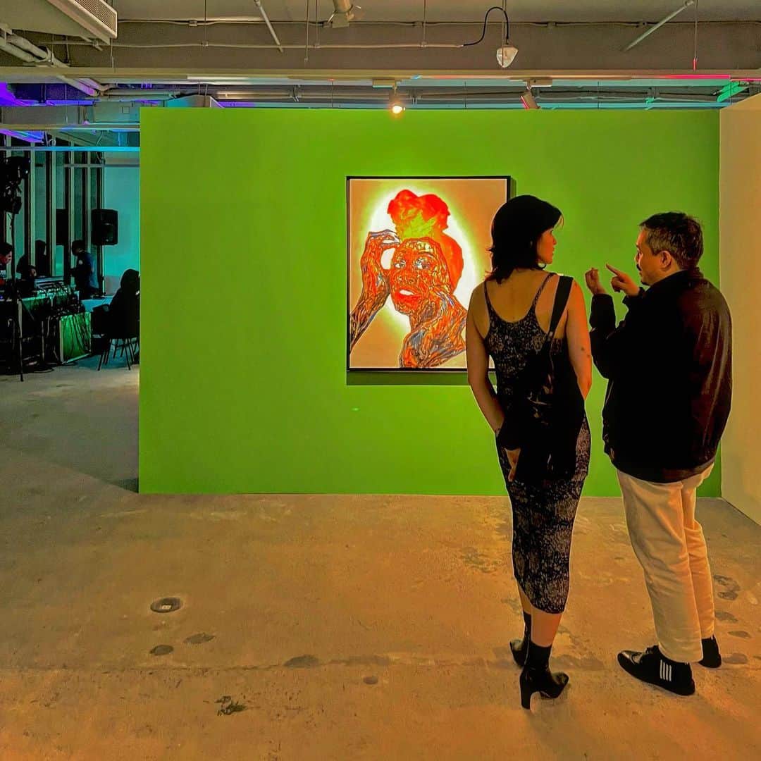 JJ.Acunaさんのインスタグラム写真 - (JJ.AcunaInstagram)「This spring, Ghanaian-American curator, Larry Ossei-Mensah @larryosseimensah launches an exhibition in collaboration with a group of Asia-based collectors led by Tim Tan @timtan823 - taking art lovers on an immersive and explorative journey on the art pieces by 20 contemporary artists all over the world, representing the African diaspora on issues regarding identities of Blackness on a societal level down to the personal. Last month on my birthday, I was invited to check out the opening of this amazing exhibition at the Metropolitan Museum of Manila now in its new location in BGC. I appreciate so much the willingness to share this really current personal collection of works- dated for the most part from 2020 to 2022 - and proud to have a show like this, a general first in Asia launching in Manila of all places. Artists include (in order of my slides above) works by Patrick Eugene (2021), Amaoko Boafo (2020), Hugo McCLoud’s plastic bags on wood panel (2020), Vaughn Spann (2021), Bongani Tshabalala (2021), David Mr. Starcity White (2021), Izere Antoine (2022), Nathaniel Mary Quinn (2017), Kehinde Wiley (2006), and Tunji Adeniyi-Jones (2022)- currently enjoying a solo show in Hong Kong’s White Cube.   Exhibition closes June 27, 2023  #blackart #art #exhibition #manila #metmuseummanila #soundsofblackness」4月4日 14時35分 - jj.acuna