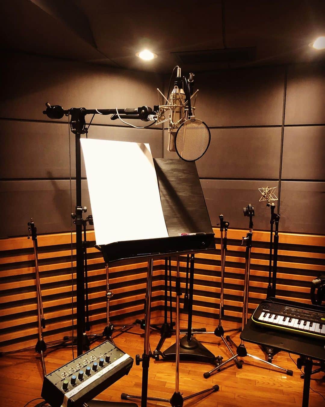 KOHSHIのインスタグラム：「ツアーの合間に新たな作業🌸 本日も歌ってます🎤」