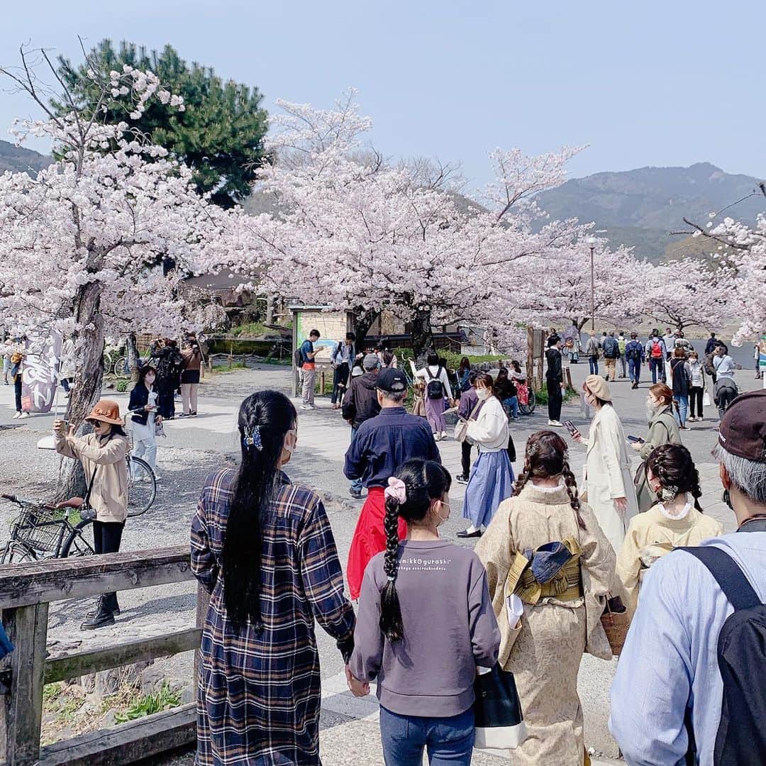 SPARAさんのインスタグラム写真 - (SPARAInstagram)「嵐山へ。 ちょうど桜が満開の時期に見事にマッチしてくれたからいつも以上に景色が楽しめた旅行になりました♡ #京都旅行#京都嵐山#嵐山観光#嵐山の桜#桜の季節#嵐山#嵐山駅」4月4日 15時03分 - spara_aco