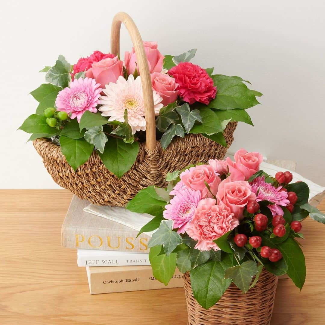 無印良品さんのインスタグラム写真 - (無印良品Instagram)「母の日に贈る、感謝の花 - 5月14日は母の日。 日頃の感謝を込めて、おかあさんに花を贈りませんか。  定番のアレンジメントや花束はもちろん、花の彩りをながく楽しめるプリザーブドフラワーや、壁にかけられる観葉植物など、さまざまなタイプを取り揃えています。  「母の日の花」の注文受付は、2023年5月10日（水）午前10時まで。 母の日の直前にお届けします。  ※すべての「母の日の花」商品に、母の日カードがつきます ※ネットストア限定商品です - #無印良品 #MUJI #母の日 #花 #花束 #ブーケ #フラワーアレンジメント #プリザーブドフラワー #観葉植物」4月4日 15時00分 - muji_global