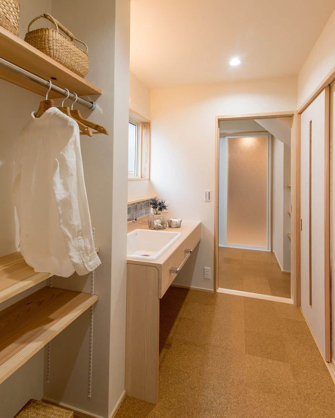 ミヤワキホームさんのインスタグラム写真 - (ミヤワキホームInstagram)「手前が洗面台、奥が脱衣室になっています。  水回りがまとまっているので家事が楽な生活動線になっています。  －－－－－－－－－－－－－－－－－－－－－－－ 他の施工事例はこちらから ➭➭➭ @miyawakihome #家づくり に役立つ情報を定期的に更新中 －－－－－－－－－－－－－－－－－－－－－－－ #造作洗面 #脱衣室 #家事楽動線 #生活動線 #和紙壁紙 #コルクタイル #床材選び #玉紙 #家づくりアイディア #失敗しない家づくり #後悔しない家づくり #収納アイディア #間取りの工夫 #自然素材の家 #無垢 #無垢材 #新築 #マイホーム #工務店がつくる家 #リフォーム #リノベーション #高岡工務店 #富山注文住宅 #高岡注文住宅 #高岡市 #木の家 #ミヤワキ建設 #ミヤワキホーム」4月4日 15時00分 - miyawakihome