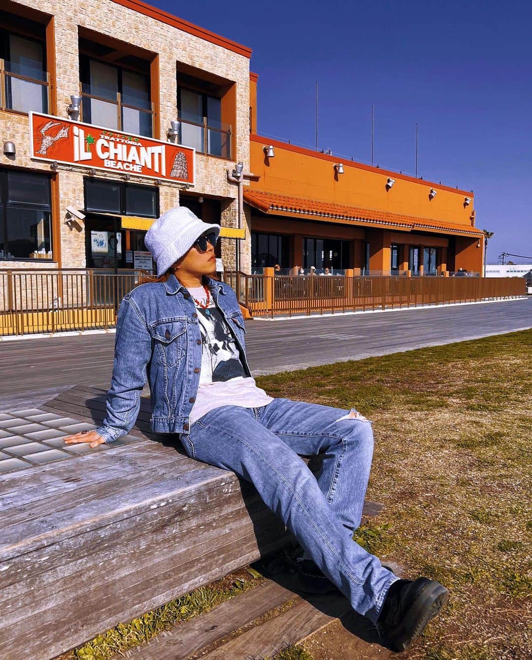 のインスタグラム：「デニデニすき♪  #fashion #coodinate #ootd #instafashion #denim #setup #sea #ocean #beach #urban #levis #pinkyshake #supreme #rayban #trip #🌊」