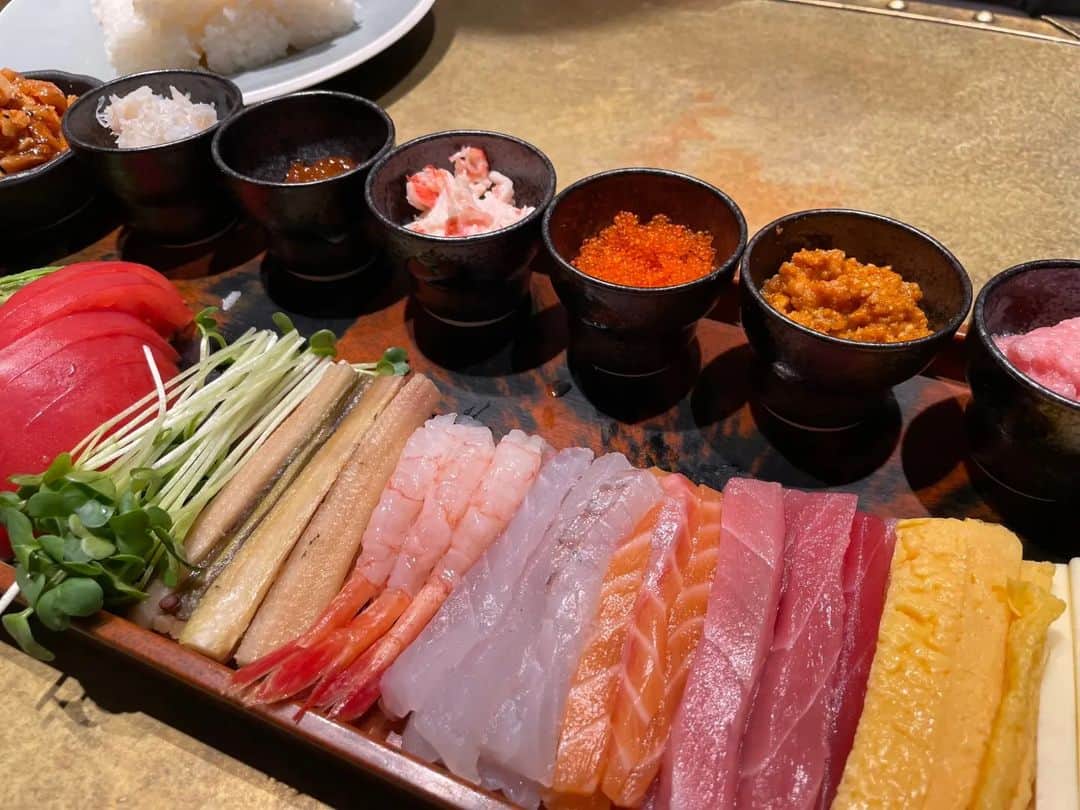 松浦麻里奈のインスタグラム：「お寿司🍣自分で作る手巻き寿司😗💯  どれで食べようか迷う！！ 卓上には、色んなソースもあるよ😁👍  【手巻き寿司の価格】 スタンダードコース１人前３，９８０円（税込み） プレミアムコース１人前４，９８０円（税込み） 両コースとも１ドリンク付き😘⭐  《予約について》 ・手巻き寿司メニューは予約のみのメニュー ご来店２日前の２１時まで予約必須   《対象営業時間》 ・ディナー営業のみ。 17:00~23：00（22：00ラストオーダー）  《投稿特典》 ・この投稿見たで、 海苔、シャリ、トルティーヤおかわりし放題！！  #手巻き寿司 #테마키스시 #handroll #手卷寿司 #オトナの手巻き寿司」