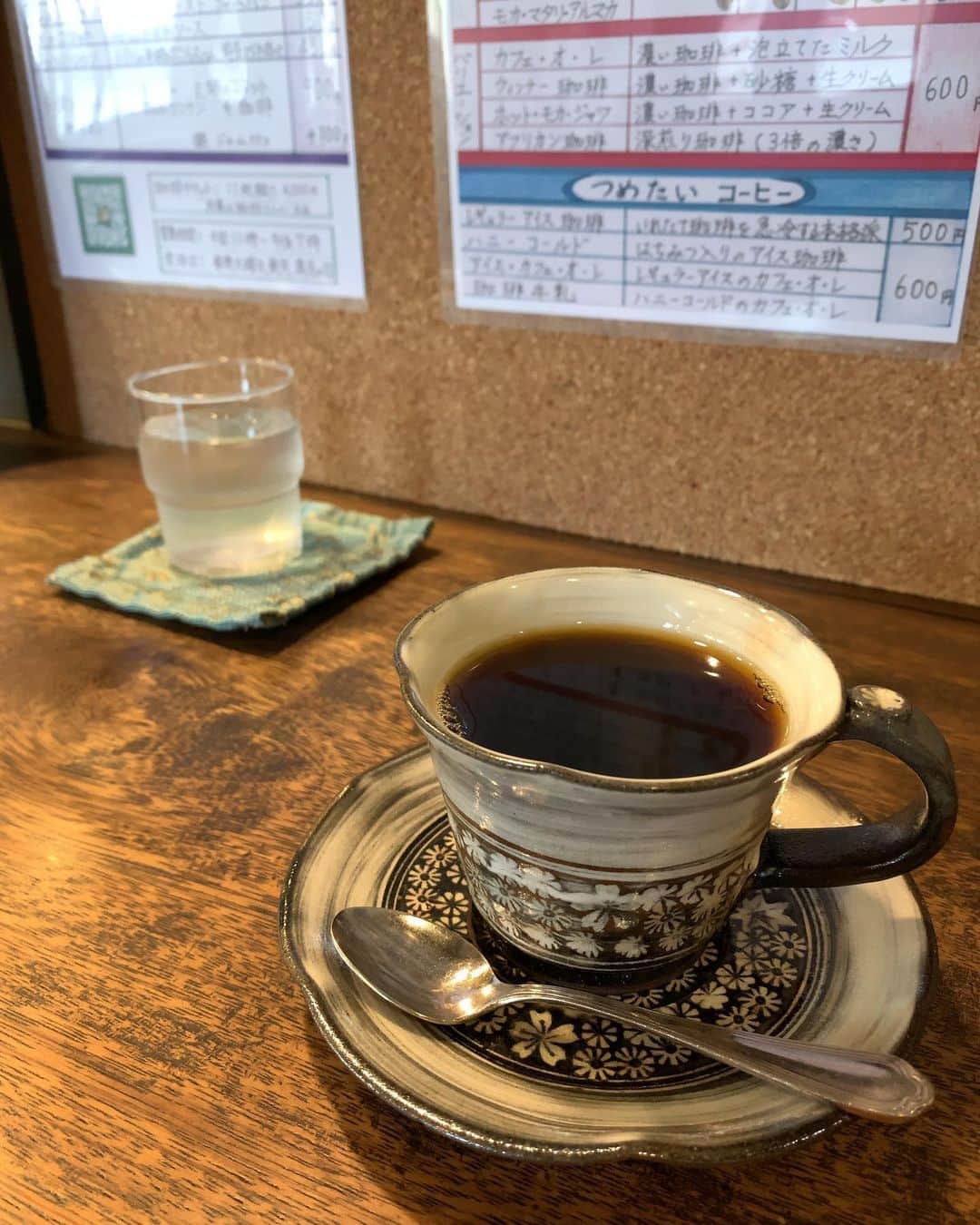 出井隼之介（ヤーレンズ）のインスタグラム：「＂珈琲屋　クレセント＂(#静岡)  M-1ツアーの出番合間に行った珈琲屋さん。ご夫婦でやってるこだわり喫茶店。豆の種類も多いし、静かな店内。何しろ定休日が良い。俺も月の満ち欠けで仕事したい。  #コーヒー #珈琲 #コーヒースタンド #コーヒー大好き #カフェ #カフェ巡り #カフェ部 #カフェ散歩 #喫茶店 #喫茶部 #cafe #cafetime #cafestagram #cafeculture #cafelife #coffee #coffeetime #coffeeshop #coffeebreak #coffeelove #coffeelovers #coffeeculture #coffeelife #coffeeholic #coffeeshopvibes」