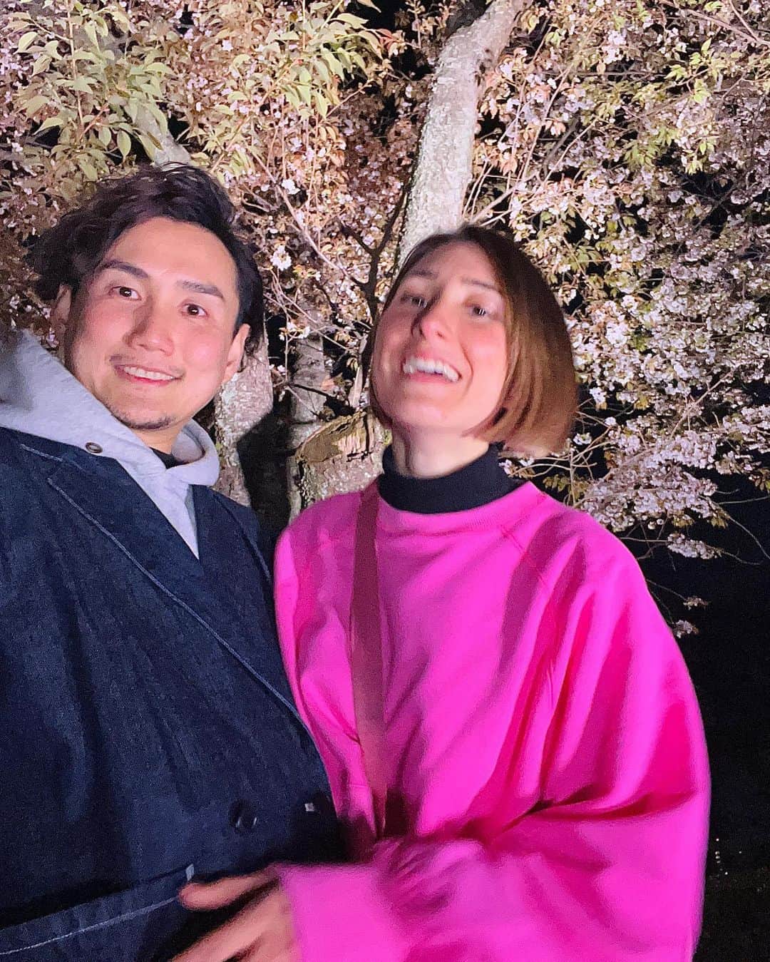 ToriChyanChannelのインスタグラム：「夜桜まとめ Ночная сакура 🌙🌸  Кто сказал, что цветением сакуры можно наслаждаться только днем?  Любование сакурой ночью с разнообразной подсветкой и световым шоу в Японии не менее популярно!   А какая сакура вам нравится больше? 🌒Или 🌞?  #fukuoka #japan」