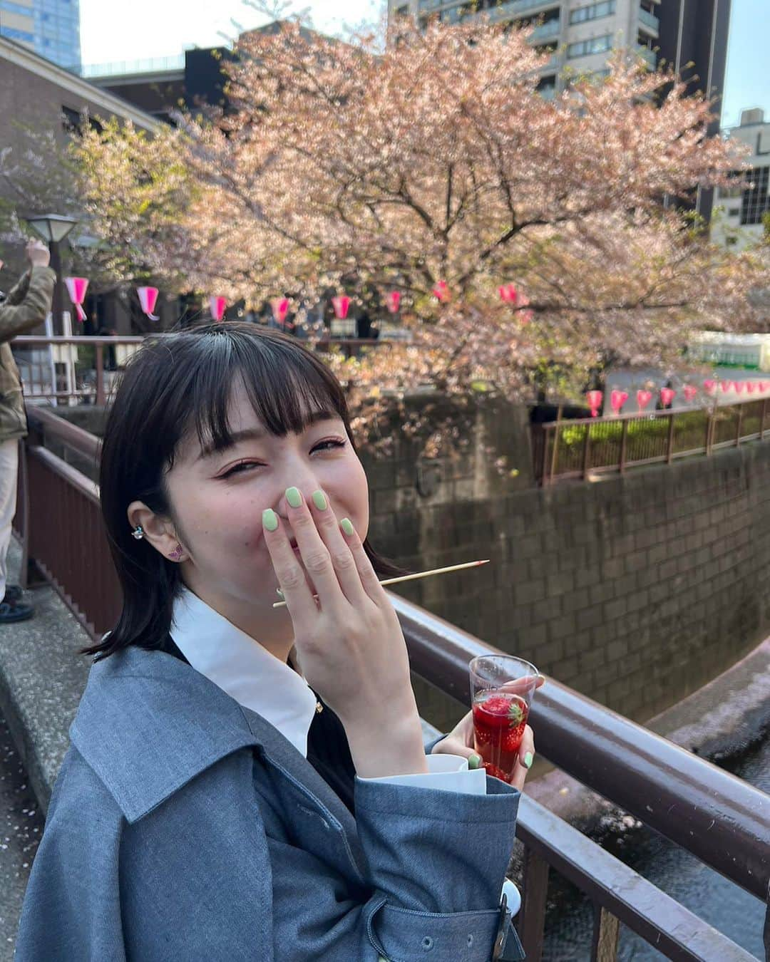 松川菜々花さんのインスタグラム写真 - (松川菜々花Instagram)「・ ギリギリ桜を見れた🌸 大好きな苺をいくつ口に入ってるんだか。笑  #目黒川 #桜 #中目黒 #目黒川の桜」4月4日 15時14分 - matsukawa__nanaka