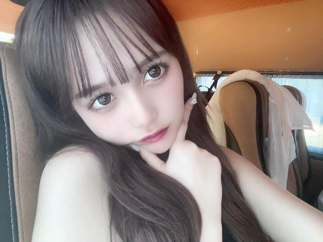 西綾乃のインスタグラム：「ストーリーで好評だった写真📸🖤  少し前だけどあんじゅさんにカラー、トリートメント、エクステ付け足し、カットしてもらったよ〜 透明感ある暗めカラー可愛い🩶  今は色落ちしてブラウンっぽいんだけど、色落ちも可愛いくてお気に入り🥹」