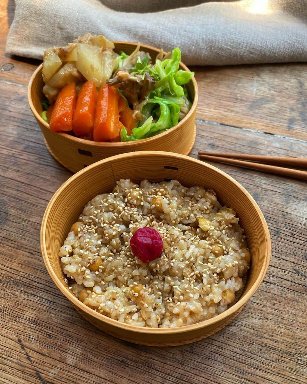 aomojiのインスタグラム：「今日の弁当  春キャベツと舞茸炒め 人参ブイヨン煮 菊芋とツナの甘辛煮 玄米ひよこ豆入りご飯 炒りごまがけ梅干しのせ  #お弁当#曲げわっぱ弁当 #曲げわっぱ #オーサワジャパン #わたしのマクロビオティック #玄米菜食 #暮らし#日々#お弁当記録 #homemade #handmade #foodstagram #foodporn #japanesefood #lunchtime #lunch #lunchbox #cooking #yummy #life #aomojibento」