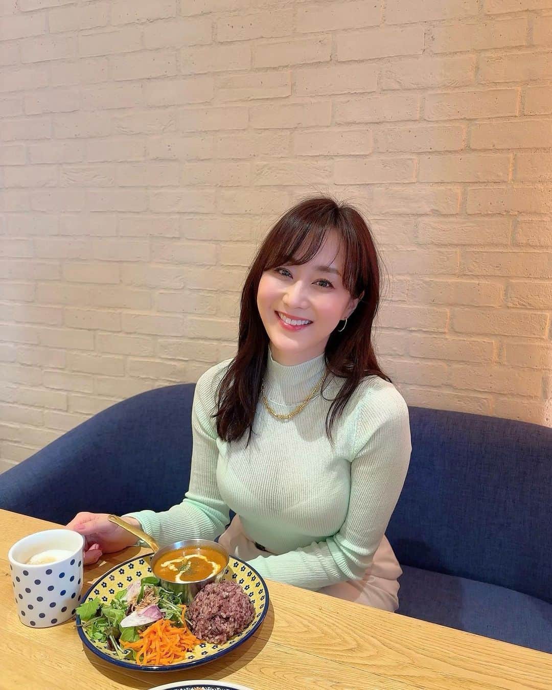 村上麻衣のインスタグラム：「たまにはリアルタイム投稿です。  長引いた風邪のあと、ようやく昨日お出かけしました💚  久しぶりにお出かけしたら、外は一気に春めいていてびっくりです🌸  「病み上がりだから出るのしんどいでしょ？」と、わざわざうちの近所まで会いにきてくれたお友達。 優しい‥🥹✨ いっぱいおしゃべりして楽しかったな〜。  お酒はまだ。2週間飲んでません🙅‍♀️ 飲める日が楽しみです。笑  皆さまもお元気でね🍀  （今年流行りのシアータートルの下は、透けて見える白のインナーの下にさらにベージュのインナーも着ています。なにも見えませんのでご安心を👍）  #ランチ#カフェランチ #休日」