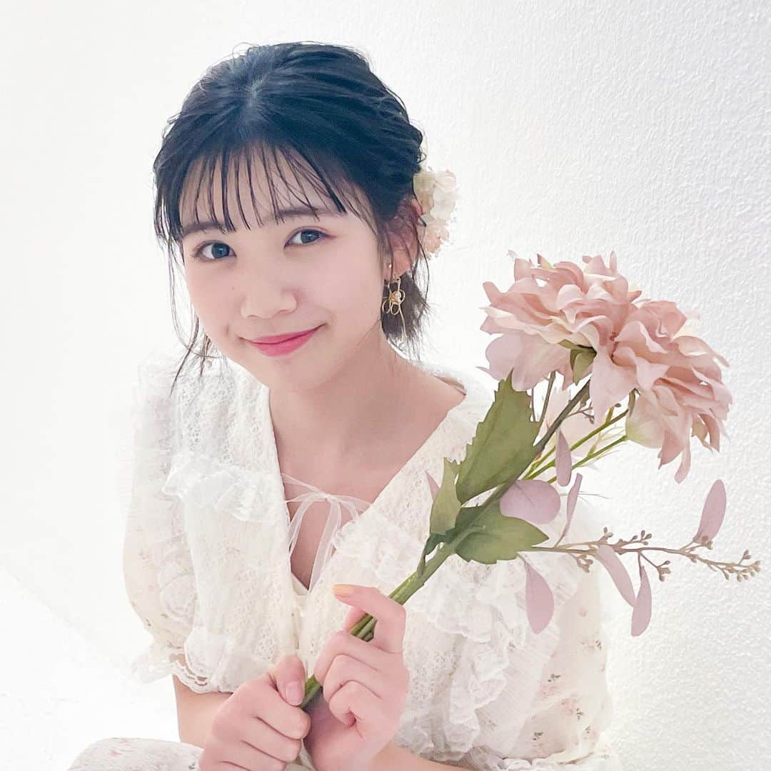 のインスタグラム：「🧁🐰  ニコラ5月号「新世代中学生㋲プロフ」のオフショ💭 私はガーリーpositionでおしゃれへのこだわりや好きなものなどが載っています🫶🏻  衣装はお花柄が可愛いガーリーワンピだよ~🌼 とっても可愛くて楽しい撮影でした🤍  誌面もチェックしてね✔  写真はみゆうが撮ってくれたよ~！  今日もInstagram遊びに来てくれてありがとう🎀  #伊藤沙音#シャノン #ニコラ#nicola#ニコモ#ニコラ5月号発売中 #エヴァーグリーンエンタテインメント」