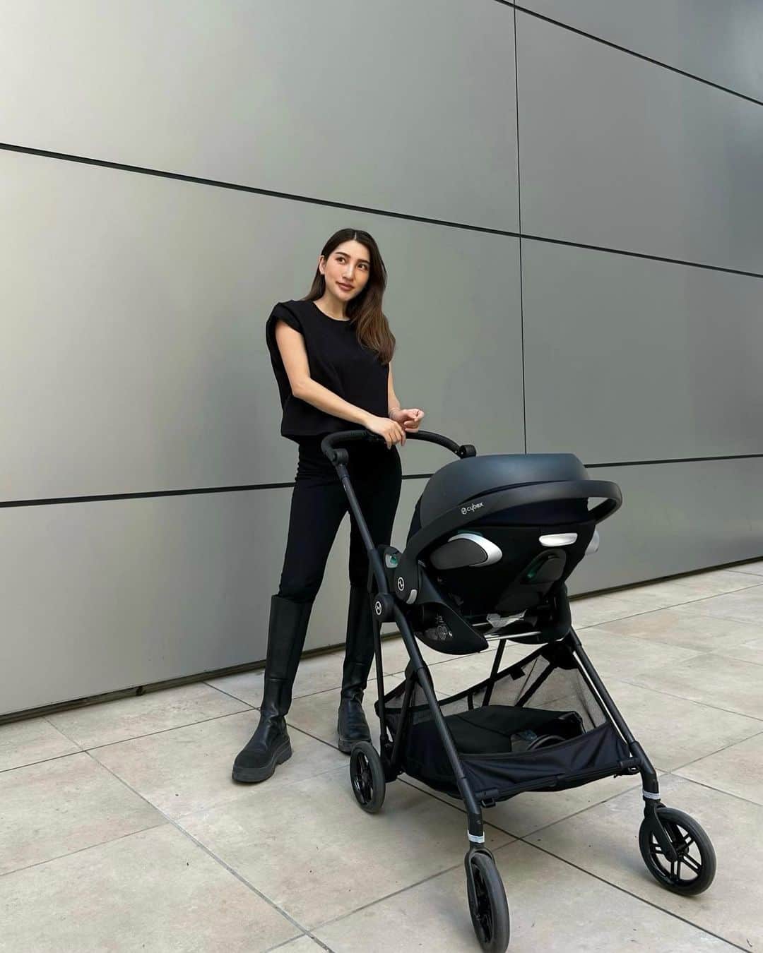 HARUEのインスタグラム：「産後の2週間健診へ👶🏻🌼  2500gと小さめで産まれたけど、体重も順調に増えていて一安心🕊  病院まで車移動だったのでさっそくベビーカーデビューしたんだけど、2人目も大活躍の @cybex_japan 🤍  車内にも室内にもどこへでも持ち運びできる  【 クラウドZ2 i-Size 】  別売りの専用ベース「ベースZ2」を取り付ければチャイルドシートにもなるから  室内 ⇄ ベビーカー ⇄ 車内 とそのまま移動できて、車内のシートも360°回転するから乗せ下ろしもすごく便利🐣  ( 赤ちゃんが寝てしまっても起こさずそのまま運べるのが最高♡ )  ふかふかのシートで寝心地も良く、これに乗せるとぐっすり寝てくれる。。😴  ベビーカーのストローラーは新しくリニューアルしたメリオカーボンを使ってるんだけど、タイヤの動きも滑らかで びっくりするほど軽い押し心地に感動だった 🕊  またメリオカーボンも載せますね👶🏻🤍  #CYBEX_PR #CYBEX #サイベックス #クラウドZ2isize #サイベックスチャイルドシート」